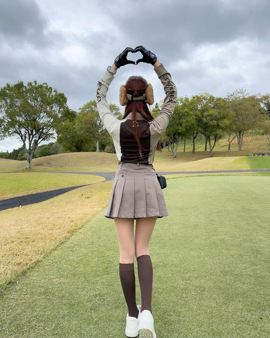 MAYUさんのインスタグラム写真 - (MAYUInstagram)「. マロンカラーコーデ🌰🤎 全身 @1piu1uguale3_golf だよん🤎 . 寒くて耳当てつきのもこもこバイザーを！🤎 耳当てがあるだけで体感温度変わるから凄いよね🥺✨ . . #ゴルフ女子#ゴルフ#ゴルフウェア#ウノピゥ#ウノピゥウノウグァーレトレ#成田ゴルフ倶楽部#golf#golfwear#golflife#golfaddict#golfcourse#1piu1uguale3#1piu1uguale3golf#japan#narita」11月17日 19時21分 - mayu.kina_golf