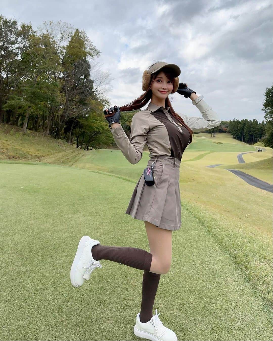 MAYUさんのインスタグラム写真 - (MAYUInstagram)「. マロンカラーコーデ🌰🤎 全身 @1piu1uguale3_golf だよん🤎 . 寒くて耳当てつきのもこもこバイザーを！🤎 耳当てがあるだけで体感温度変わるから凄いよね🥺✨ . . #ゴルフ女子#ゴルフ#ゴルフウェア#ウノピゥ#ウノピゥウノウグァーレトレ#成田ゴルフ倶楽部#golf#golfwear#golflife#golfaddict#golfcourse#1piu1uguale3#1piu1uguale3golf#japan#narita」11月17日 19時21分 - mayu.kina_golf