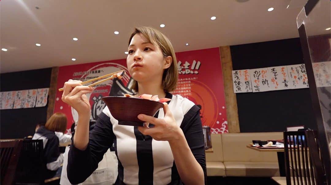 高山沙織のインスタグラム：「【最長片道切符の旅 ♯２３】 こんにちはアンドロイドのお姉さんです。 私はただいま岐阜駅に来ております。  本日も最長片道切符の旅を進めていきます。 今日最初に乗る列車は特急ひだ号富山行き。  3月18日のダイヤ改正により特急ひだ号全てが新型車両HC85系に置き換わったのだそう。HC85系はハイブリッド気動車エンジンで発電した電気と蓄電池の電力を組み合わせてモーターを回して走行するという仕組み 。 やはり走行音が静かですよね。  列車は高山本線を進んでいきます。終点の富山までは3時間30分の長旅。 ただ、車窓から望む絶景や地元高校生による沿線紹介のアナウンスなどもあって飽きることなく過ごせます。  列車は約2時間で高山駅に到着。 ”高山”ちょっと個人的に親近感が湧く駅だったりもしますが……。 この高山駅では列車の切り離し作業が行われます。 富山に直通する特急ひだ号は4往復ありますが、高山から先の区間は需要があまりないので前寄り4両だけの運行になるのです。 列車は再び山間を進んでいきます。   3月中旬でも山にはうっすら雪が残っていてびっくり。 列車はJR東海とJR西日本の境界駅である猪谷駅を出発したところ 。 しばらく進んでいくと車窓から美しい立山連峰を望むことができます。  というわけで富山駅に到着。  次は新幹線つるぎで金沢に向かいます。  約20分で金沢駅に到着。  やっぱり人気の観光地だからか駅の歓迎具合が派手！！ 金沢駅そのものが世界で最も美しい駅14選に国内で唯一 選ばれているので。駅にくるだけでも観光気分です。  観光案内所には石川県観光PRマスコットの”ひゃくまんさん”も鎮座されておりました。  せっかく北陸にやってきたということで、昼食になんかおいしいもんを食べていきたいと思います。  到着したのはもりもり寿司。 めちゃめちゃ行列が出来る事でも有名なお店。 少し遅めかつ平日ならワンチャンと思いきや、やはり1時間以上待ち。  次の工程もあるので寿司は諦めて駅ナカ商業施設の魚屋さんで昼食をいただくことに。 ここでも10分ぐらい待ちましたけどね。  私が注文したのはお得な特盛海鮮丼ランチ。 なんかいっぱい入ってます いやー 具だくさんで本当に美味しいです。  金沢に来たならやっぱり海鮮ですね 。  お腹を満たしたところでまた旅の再開です。 乗車していくのは特急サンダーバード。 これに乗れば北陸本線で一気に大阪まで 帰ることができるのですが、この旅はそんな に単純じゃないということで、とりあえず福井県の敦賀まで向かいます。  列車の車窓からは2024年春の開業を予定している北陸新幹線の延伸区間の高架線が見えますね。  北陸新幹線が開業してしまうとこの区間の特急が廃止になってしまうのです。 大阪から北陸に行くのにいつも サンダーバードを使ってた民としては直通の特急がなくなるということで一抹の寂しさは感じますよね。  というわけで敦賀駅から小浜線に乗り換えていきます。 小浜戦は敦賀駅から京都府の東舞鶴駅を結ぶローカル線。 今回は約2時間かけて小浜戦を乗り通していきます。  列車はのどかな風景を進んでいきます  小浜駅を出発してしばらくすると車窓には 美しい若狭湾の景色が現れます。 列車はかなり徐行運転になっていて、もしかして景色見せ てくれるためかなとも思ったのですが、それはどうやら違うらしく。 若狭湾に沿って走るため線路の形状があまり良くなくこの区間では必然的に徐行運転となるみたい。 観光列車でもないのにこんないい景色をゆっくり楽しめるのはいいですね。  というわけで約2時間かけて小浜線を完走し東舞鶴駅に到着しました。 乗り換え時間は6分ほどしかなかったのでこのまま舞鶴線に乗り換えます。 乗り換えた車両は113系、昨日も湖西線で乗ったのですが、湖西線の方は今年の4月1日に引退となってしまいました。こちら舞鶴線の車両はわずかながら生き残った113系というわけ。 モーター音を上げながら爆走していきます。 30分ほどで 綾部駅に到着  時刻は16時を過ぎて日が落ちかけています。 少し時間があったので途中下車。 お腹が空いたので駅周辺のラーメン屋で食べることに。 一番ベーシックな醤油ラーメン。 昔ながらの素朴な味です。  次に乗車していくのは特急はしだて号なのですが、京都丹後鉄道の観光列車「丹後の海」で運転されている車両。 こちらで京都まで向かいます。 車内も洗練されたデザイン。 列車の後方にはフリースペースもありましたおっしゃれ！  1時間と10分ほどで京都駅に到着。 昨日も京都駅のお隣山科駅を通ったのですが、丸1日かけて戻ってきました。  京都タワーもさんさんと光り輝いております。  そして今から新大阪へ。 次のルートは東海道本線なので在来線でも構わないのですが、リッチに新幹線を使います。 京都-大阪間を新幹線で移動するのはブルジョワジーのすることですが、疲れたので金にものを言わせます。  新幹線のぞみで14分で新大阪駅に到着。 これから実家に戻ります。」