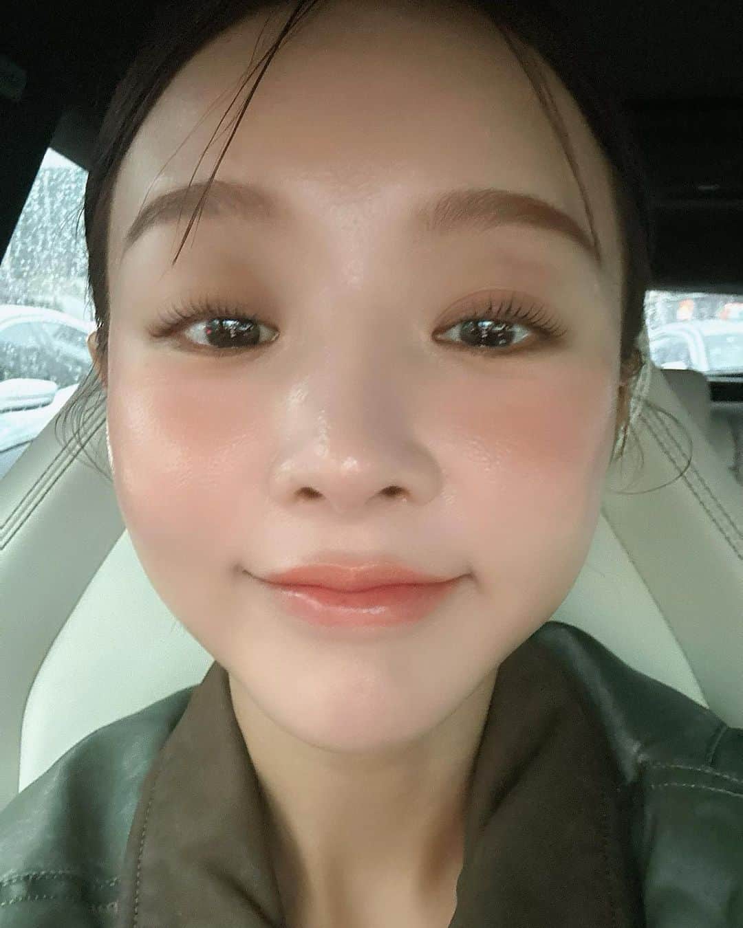 イム・ジヒョンのインスタグラム：「블러셔 뭐냐는 문의가 너무 많은데요.. 뭐 아시는분들은 다 아시겠지만 블리블리의 첫 시작이고 첫 제품이었던 블리블리 립스틱 오드리피치🍑💄 컬러로 블러셔+립 한방에 끝냅니다. 2년전에도 재발주 요청으로 앵콜생산 한번 했었죠.(그때 20개 쟁인 사람 나야나...) 현재 단종인데 찾으시는 분들이 많은것 같아요..  원하시는 분들 피드에 ‘❤️’ 댓글 남겨주시면 재발주 가능여부 한번 확인해 보겠습니다!🫡」