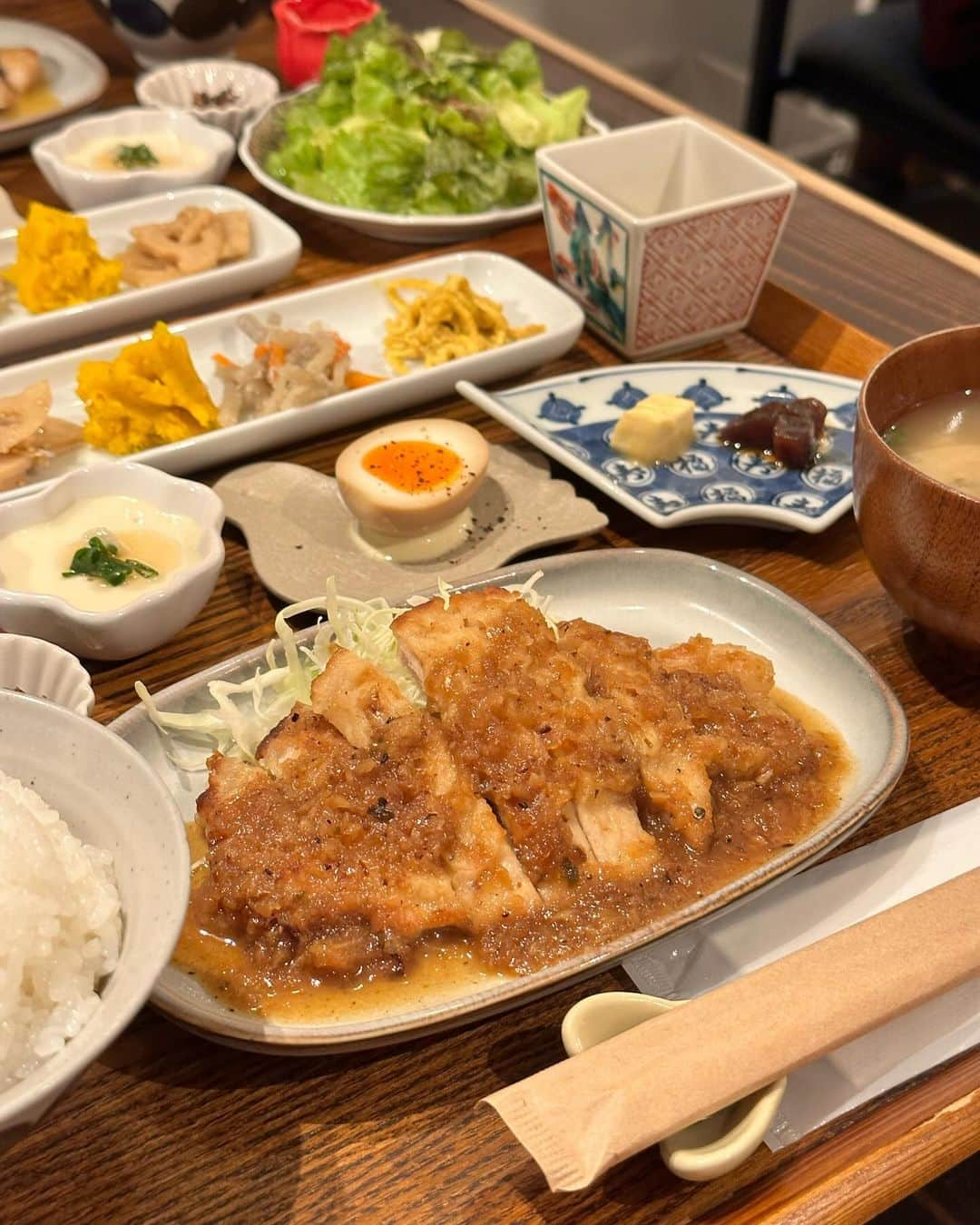 下平夏奈さんのインスタグラム写真 - (下平夏奈Instagram)「吉祥寺のわんこ同伴OK !! お洒落で美味しい定食屋さん☺️  @pololi_shokudo  ランチもディナーも楽しめる♪ JR吉祥寺駅から徒歩3分のところにある 『polori食堂とpiha kopi』さん🐟  メインのお料理+季節の小鉢が7〜8品 炊き立てのツヤツヤごはんと お出汁の効いたお味噌汁がついています!!  今回いただいたのは、 ＊ ジンジャーポーク定食 1,650円 ＊ 100%りんごジュース  440円  栄養満点、野菜も沢山食べられる ボリューミーな定食♪お皿も可愛かったな😌  どれもとにかく美味しくて感動でした🥺 心も身体もほっこり♨️満たされました‼︎  ワンちゃんはテーブル席のみOK🐶 ↑事前予約がオススメです‼︎ カートorバッグに入って来店できます♪  吉祥寺のワンちゃんOKな飲食店は 数少ないので、ピノパルと一緒に行けてとても嬉しい🥹  他にも気になるメニューが沢山！ また食べに行こうと思います♪  お店へ行く際は、電話予約がオススメです⭐︎  PR @pololi_shokudo #pololi食堂とpihakopi #吉祥寺定食 #吉祥寺ランチ #吉祥寺ディナー #吉祥寺グルメ #ワンコOK  #犬とランチ #ペット同伴カフェ #ペット同伴可」11月17日 19時15分 - kana0412.sss