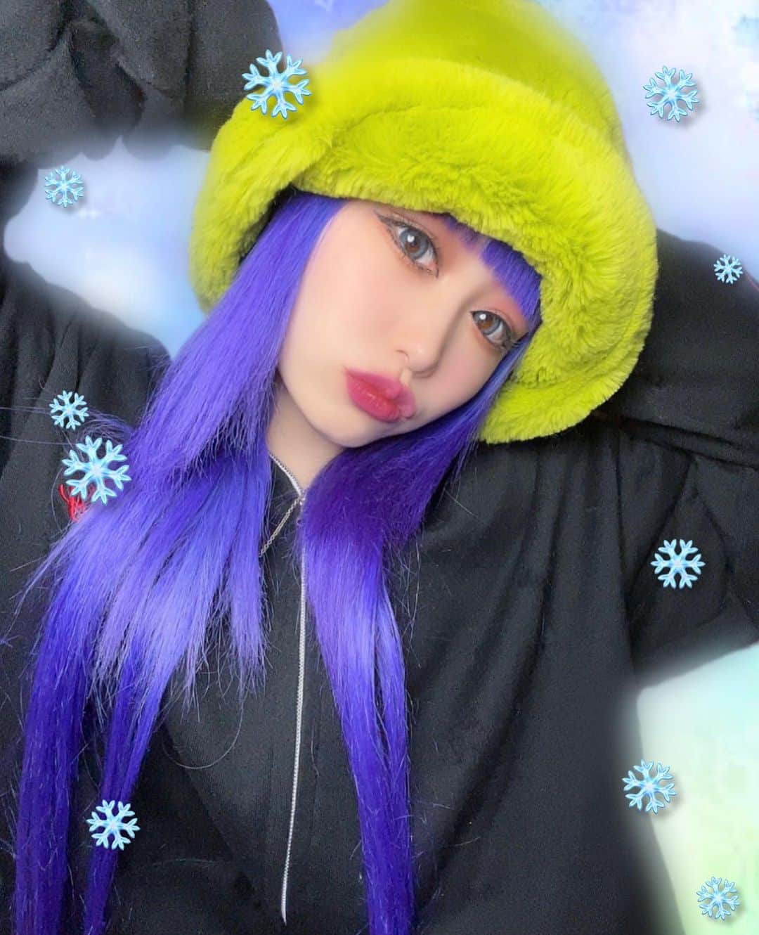 MANAのインスタグラム：「. モコモコのアイテムってほんとにかわぃい☁🪽💖 ･ ･ ･  #instagram  #2002  #myfashion   #モコモコ  #fyp  #y2k  #winter」