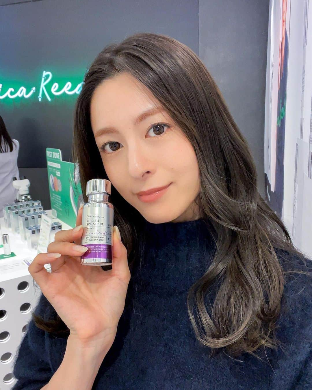 ASUKAさんのインスタグラム写真 - (ASUKAInstagram)「. VT COSMETICS SPOT POP UP🌱  ルクアイーレ3階 @cosmeosaka 内で開催中のVTコスメPOPUPへ。  人気のリードルショットを試したり、新作のリッチラインが先行で購入できるよ✨  期間中プレゼントも盛りだくさんなのでこの機会に刺激的なリードルショット700とか試してみてね🫶  ▫️ @vtcosmetics_spot をフォローするとスポットパッチをプレゼント🌿  ▫️リードルショット購入→黒いポーチ＆VT CICA PLANET CLEANSING SETをプレゼント🎁  ▫️リッチライン購入→リードルショット100，300，700サンプルパウチとVTロゴポーチをプレゼント🖤  ※プレゼントは数量限定、在庫無くなり次第終了  ＜期間＞ 11月15日～11月21日   平日だったけどかなり賑わってた！ やっぱりみんな美容やコスメに興味あるよね〜🥰  #VT  #VTCOSMETICS #VTコスメ #VTシカ #VTスキンケア #韓国スキンケア #韓国コスメ#アットコスメ #シカケア #美肌ケア #pr」11月17日 19時16分 - a.asuka.a