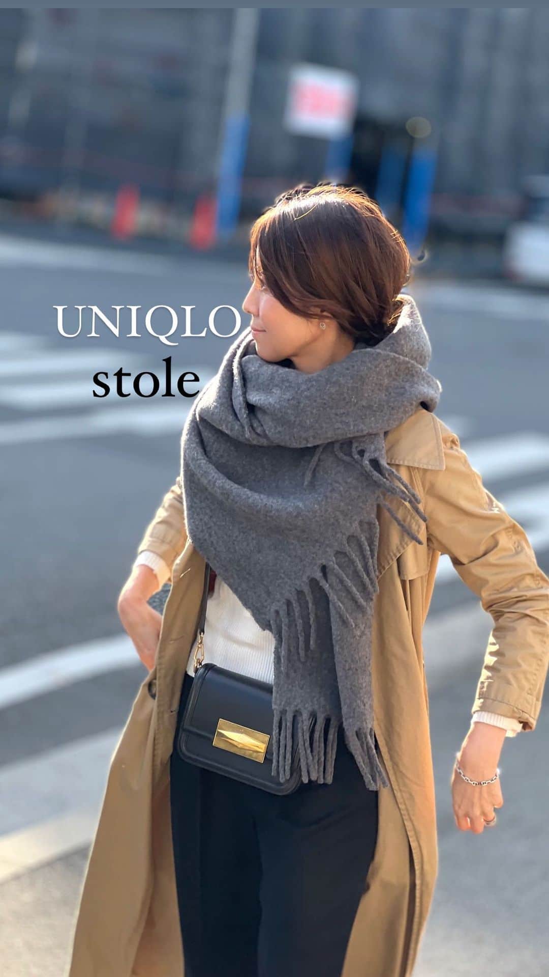 kazumint20のインスタグラム：「UNIQLOのストール🧣 流行りのグレーカラー🐘色も軽さも最高だった！  長さも長めだから巻くのが苦手な人もクルッと一巻きで可愛いし、 一巻きした後、片方のはしだけ首元にキュッと入れてみて♡ボリュームがでてこなれ感がでるよ🤭  stole  @uniqlo #チャンキーストール knit  @day_and_grade  cort  @deuxiemeclasse  bag  @jimmychoo   #coordinate#reelsinstagram#stole#stolecollection#locari#uniqlo#uniqlo購入品#jimmychoo#ユニクロ#ストール#ストールコーデ#ストール巻き方#ストールアレンジ#秋コーデ#冬コーデ#大人カジュアル#大人カジュアルきれいめコーデ」
