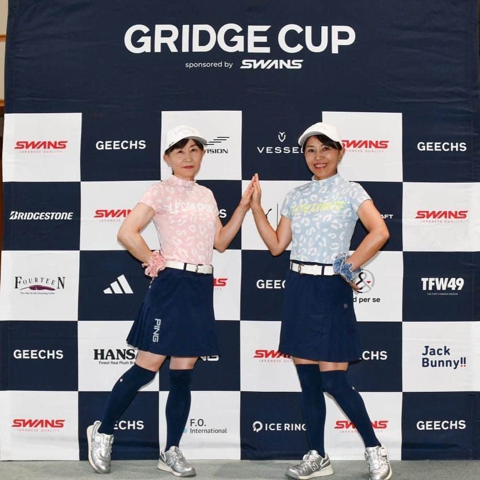 Gridge（グリッジ）さんのインスタグラム写真 - (Gridge（グリッジ）Instagram)「2023.9.13　中部第2回予選レポート📝  第1回予選ではリピーターの方が大半でしたが、第2回は初参加の方が多く、特に20～30代が多く参加してくださいました🌱 グリッジカップは競技が初めてという方向けの大会でもあるので若いゴルファーが興味をもってくれるのは嬉しいことです🙏  会場のゴルフ5カントリー四日市コースは 2021年にゴルフ5レディスが開催されたトーナメントコースで、基本的にはメンテナンスもしっかりされていますが いくつか無農薬管理ホールというのがあり、特に18番ホールは農薬が使えないためにフェアウェイにも雑草が広がっており苦戦した方も多いかもしれません😵‍💫💦  スコアがタイの場合、18番ホールからのカウントバッグとなるので、できるだけ雑草のないところに落とせるよう連ランで確認した方もいたとかいないとか🤫  ベストドレッサー賞（ベストペアコーデ賞）は「ボコボッコ」ペア👭✨ 頭の先からつま先まで全て揃えておりトップスのみ色違いの可愛らしいペアコーデ と思いきや、なんとシュシュまでトップスの色に揃えた 完璧なペアコーデをしてくださったこちらのペアをベストドレッサー賞に選ばせていただきました⭐️  いつも思うのですが これだけ揃えて参加していただき頭の下がる想いです🙇‍♀️🙇‍♂️  #グリッジカップ #gridgecup #グリッジカップ2023 #gridge #グリッジ #ダブルス #ゴルフ競技 #ゴルフイベント #ゴルフ好き #ゴルフ男子 #ゴルフ女子 #ゴルフコンペ #スワンズゴルフ #スワンズサングラス #gridgecupに出よう」11月18日 13時00分 - gridge562
