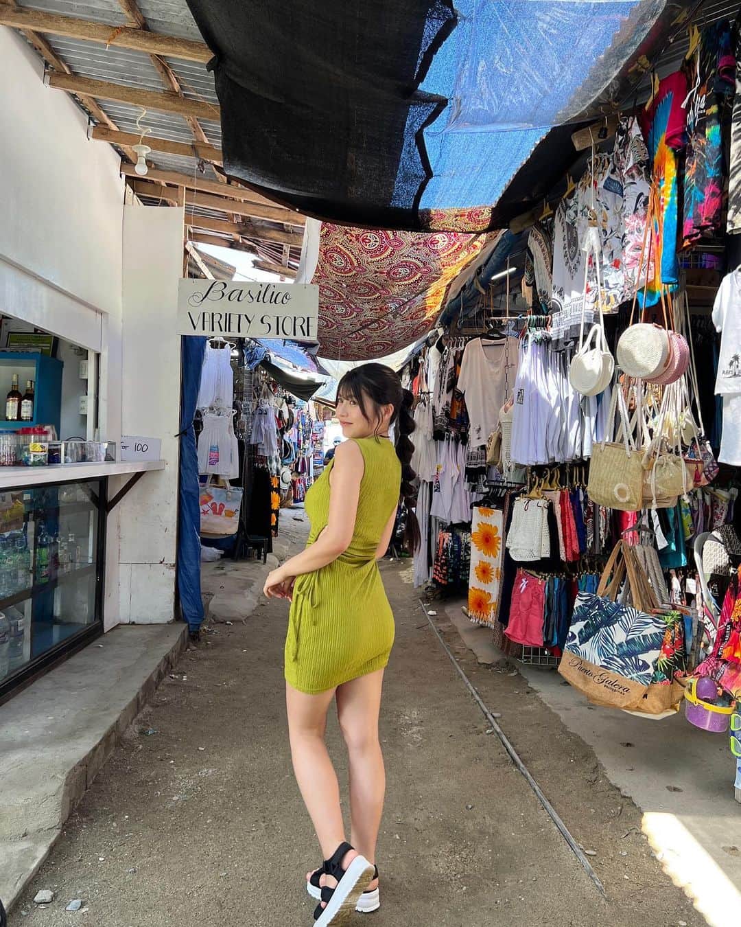 ちとせよしのさんのインスタグラム写真 - (ちとせよしのInstagram)「こういう景色海外っぽいなーってなる🇵🇭♡ このグリーンのタイトなミニワンピお気に入り💚 似合う〜？☺︎︎  #philippines #puertogalera #whitebeach #shein購入品 #フィリピン旅行 #プエルトガレラ #ミニワンピース」11月17日 19時19分 - chitose_yoshino