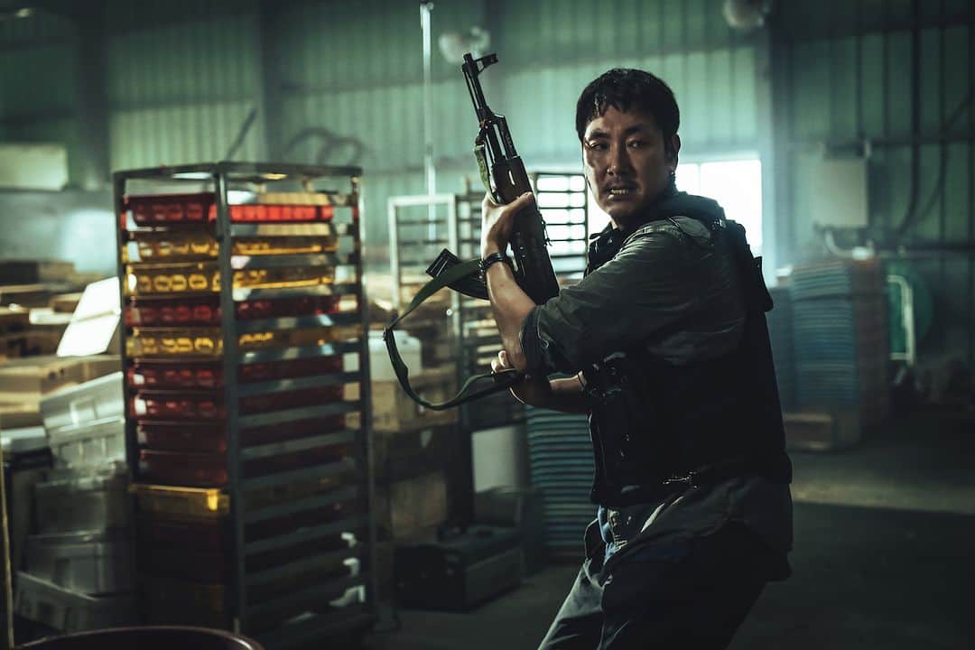 Netflix Japanのインスタグラム：「◆配信開始 Netflix映画『毒戦 BELIEVER 2』（韓国）  ヨンサン駅での凄惨な戦いを経て、チョ・ウォノ刑事はアジア最大の麻薬組織と組織を率いる謎の人物〝イ先生〟の正体をひとり決死の覚悟で追い続ける。 今度こそ決着をつけることはできるのか。事態は核心へと迫っていく。  「毒戦 BELIEVER」の続編を描くアクション映画。  #毒戦BELIEVER2 #BELIEVER2 #映画 #Film #ネトフリ #ネットフリックス #netflix」