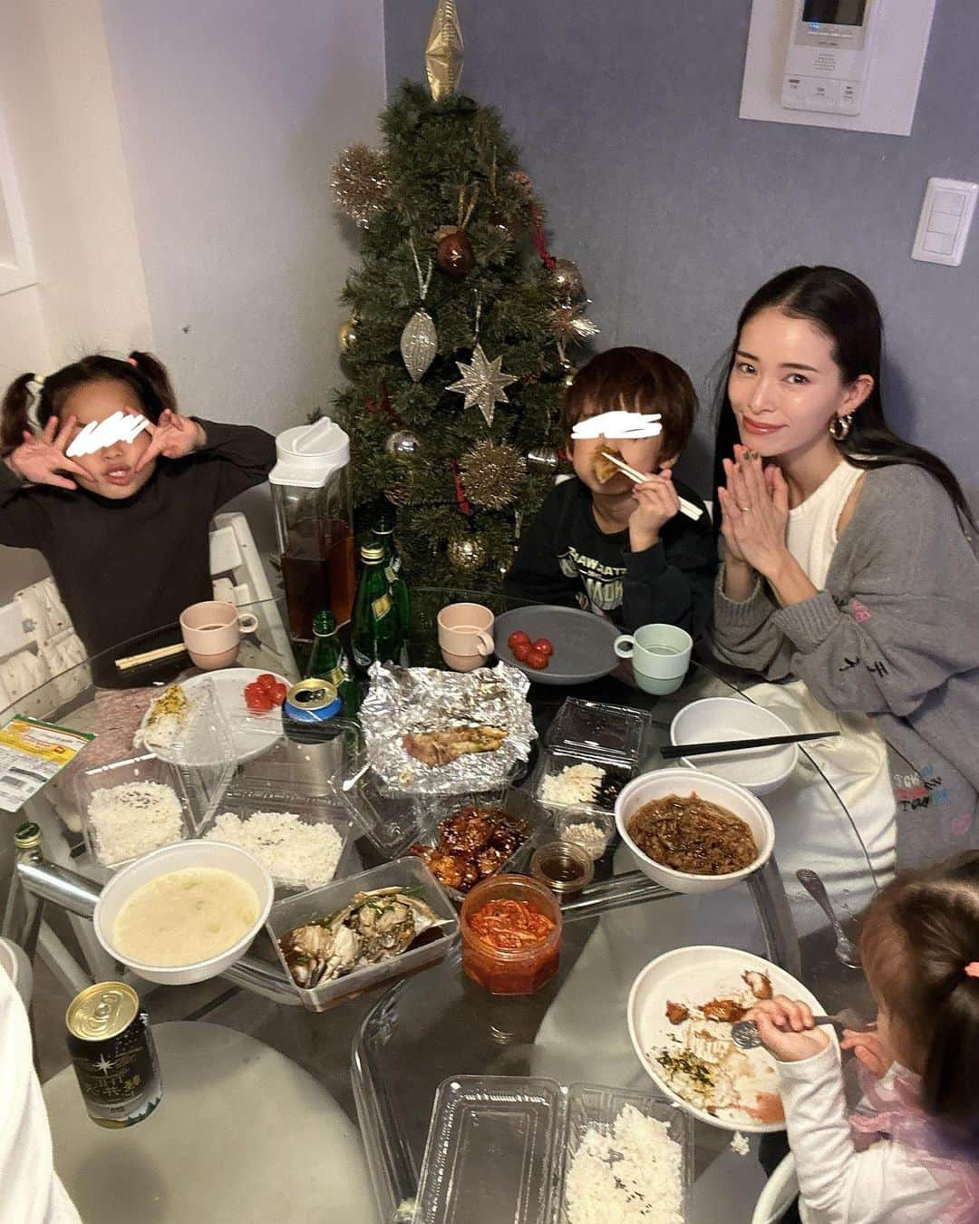 尾崎紗代子さんのインスタグラム写真 - (尾崎紗代子Instagram)「. 料理したくない、しかし子連れで外食の気力はない・・・・って時 本当によくある私。爆 そんな時は１００％ @ubereats_japan です。 はい１００％です。 皆様ご存知だと思うけどUber Eatsは 近所（って言っても結構広範囲）の飲食店のご飯を自宅に届けてくれる神サービス！ Uber Eats愛を伝えまくっていたらなんと 初回＆2回目が1800円OFFになる プロモーションコードを頂いたっっ💛！ そんなところも大好き🥺（しつこい） プロモーションコード：SAYOKO （アカウント＞クーポン・プロモーション＞プロモーションコードを入力🙋）  まだ使ったこと無い方は是非是非使ってみてくださいな💛  私は子供達とゴロゴロしながら夜ご飯を頼んでいる時が 大変至福です💛 しばらくハイライトにも載せておきますね〜！🙋  #UberEats #PR」11月17日 19時21分 - osayo_osayo