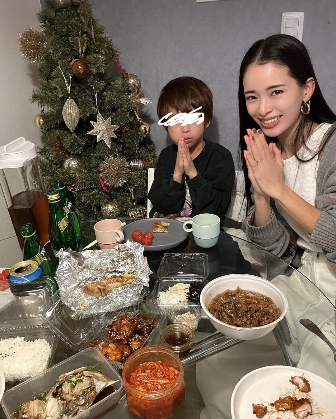 尾崎紗代子さんのインスタグラム写真 - (尾崎紗代子Instagram)「. 料理したくない、しかし子連れで外食の気力はない・・・・って時 本当によくある私。爆 そんな時は１００％ @ubereats_japan です。 はい１００％です。 皆様ご存知だと思うけどUber Eatsは 近所（って言っても結構広範囲）の飲食店のご飯を自宅に届けてくれる神サービス！ Uber Eats愛を伝えまくっていたらなんと 初回＆2回目が1800円OFFになる プロモーションコードを頂いたっっ💛！ そんなところも大好き🥺（しつこい） プロモーションコード：SAYOKO （アカウント＞クーポン・プロモーション＞プロモーションコードを入力🙋）  まだ使ったこと無い方は是非是非使ってみてくださいな💛  私は子供達とゴロゴロしながら夜ご飯を頼んでいる時が 大変至福です💛 しばらくハイライトにも載せておきますね〜！🙋  #UberEats #PR」11月17日 19時21分 - osayo_osayo