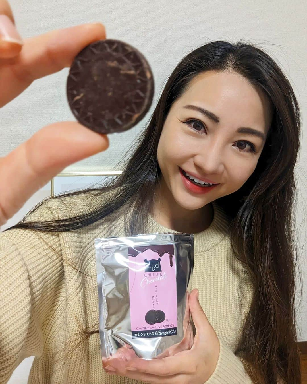 Hiromi Tomiiのインスタグラム：「@cbd.chill.life CHILL LIFEはリラクゼーションスイーツ系アイテムをAmazon、Baseに展開し、 CBDチョコレート、Amazonベストセラーを獲得🍫 . オレンジCBDチョコレート ハイカカオ75パーをいただきました😊◎ .  CHILL LIFE オレンジ CBDクーベルチュールハイカカオ 72% - CBD 45mg 配合 https://chilllife.theshop.jp/items/72974615  価格980円(送料別)  【送料無料｜3袋セット】CHILL LIFE オレンジ CBDクーベルチュールハイカカオ 72% - CBD 45mg 配合 https://chilllife.theshop.jp/items/75279472  価格2980円(送料無料)  . #PR #cbd 　#オレンジcbd #チョコレート　#ハイカカオ . #yoga#筋トレ#ダイエット#ボディーメイク #筋トレ女子#ダイエット仲間募集」