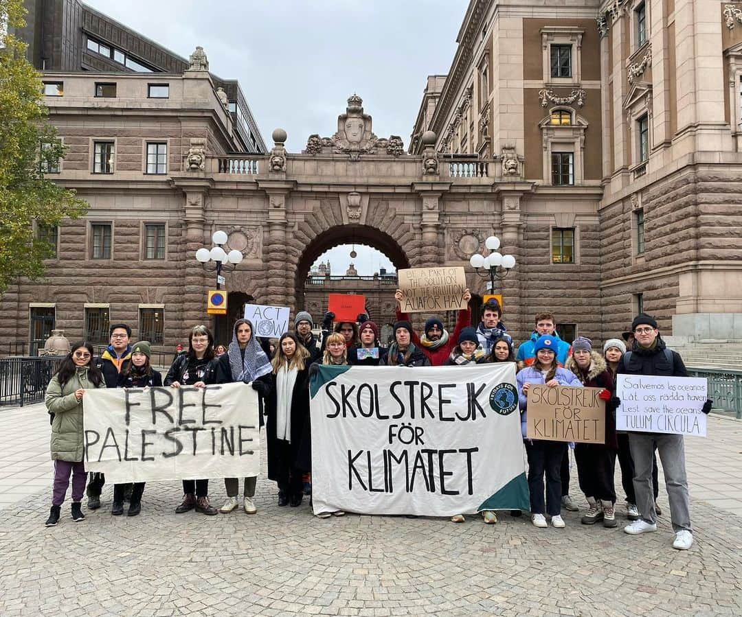 グレタ・トゥーンベリのインスタグラム：「Climate strike week 274. #FridaysForFuture #ClimateStrike #OpenRafahCrossing」