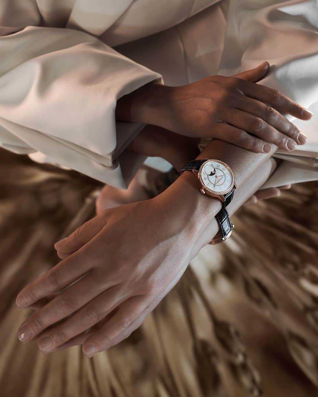 ジャガールクルトのインスタグラム：「Modern elegance. #VirtuosityOfNature _ Rendez-Vous Moon Designed, made and assembled in our Manufacture _ Embodying feminine grace, the Rendez-Vous Moon unveils a silvered textured guilloché dial showcasing a delicate and luminous effect. Radiant and elegant, the timepiece associates golden details, diamonds and a leather bracelet for a resolutely elegant style. _                                             #JaegerLeCoultre #RendezVous」