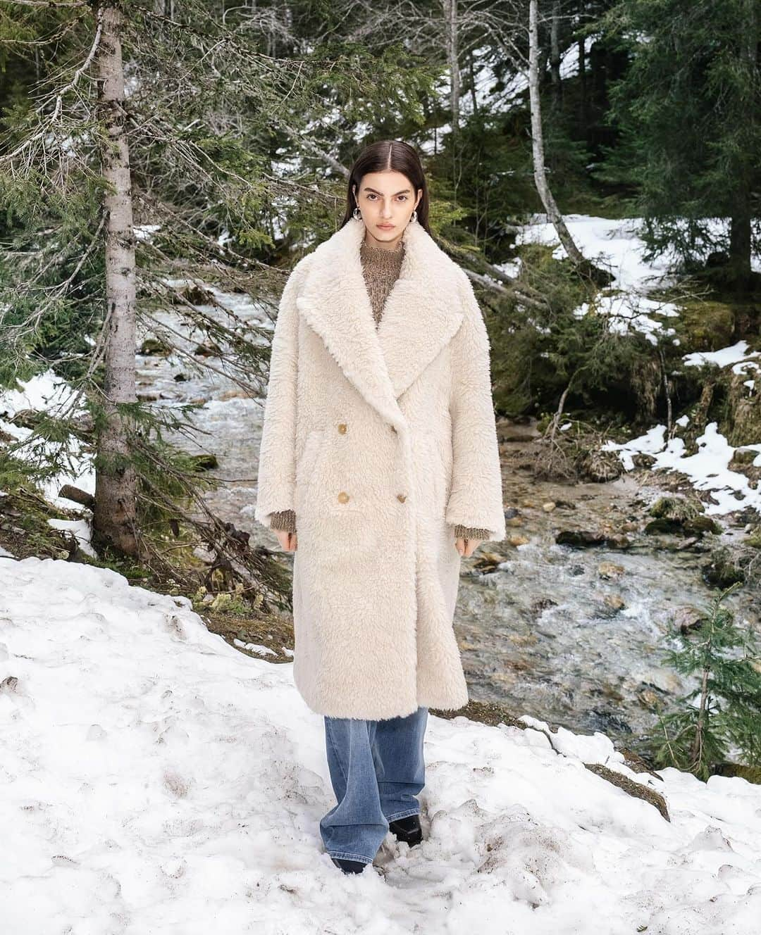 ドライコーンさんのインスタグラム写真 - (ドライコーンInstagram)「⁠Cozy winterdays in your new favorite alpaca wool coat - our DRACHALL is an oversized coat from our 2DY4 capsule and adds a modern and stylish look to any outfit.⁠ ⁠ ⁠#drykorn #drykornforbeautifulpeople #coatseason⁠ ⁠」11月17日 19時24分 - drykorn_forbeautifulpeople