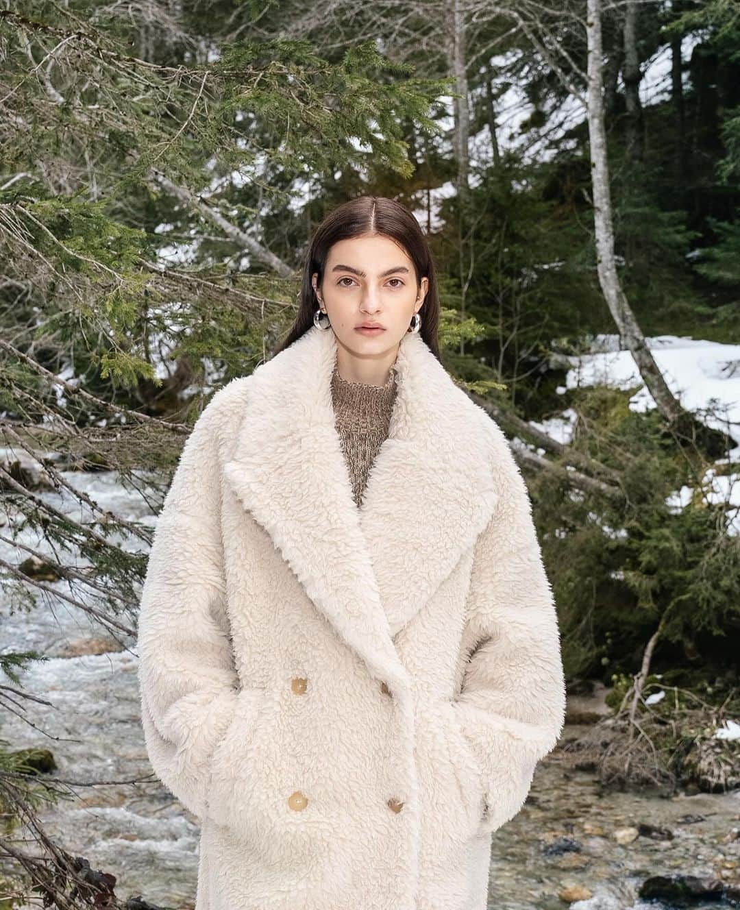 ドライコーンのインスタグラム：「⁠Cozy winterdays in your new favorite alpaca wool coat - our DRACHALL is an oversized coat from our 2DY4 capsule and adds a modern and stylish look to any outfit.⁠ ⁠ ⁠#drykorn #drykornforbeautifulpeople #coatseason⁠ ⁠」