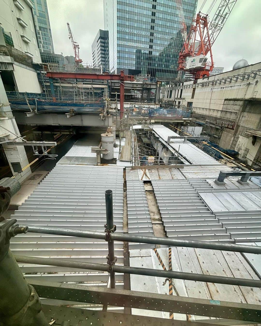 吉川正洋のインスタグラム：「今日の渋谷駅。すごい迷宮感です。明日から11月18.19日と渋谷駅改良工事のため山手線の一部区間で大規模な運休がありますので、ご利用の際はご注意ください！」