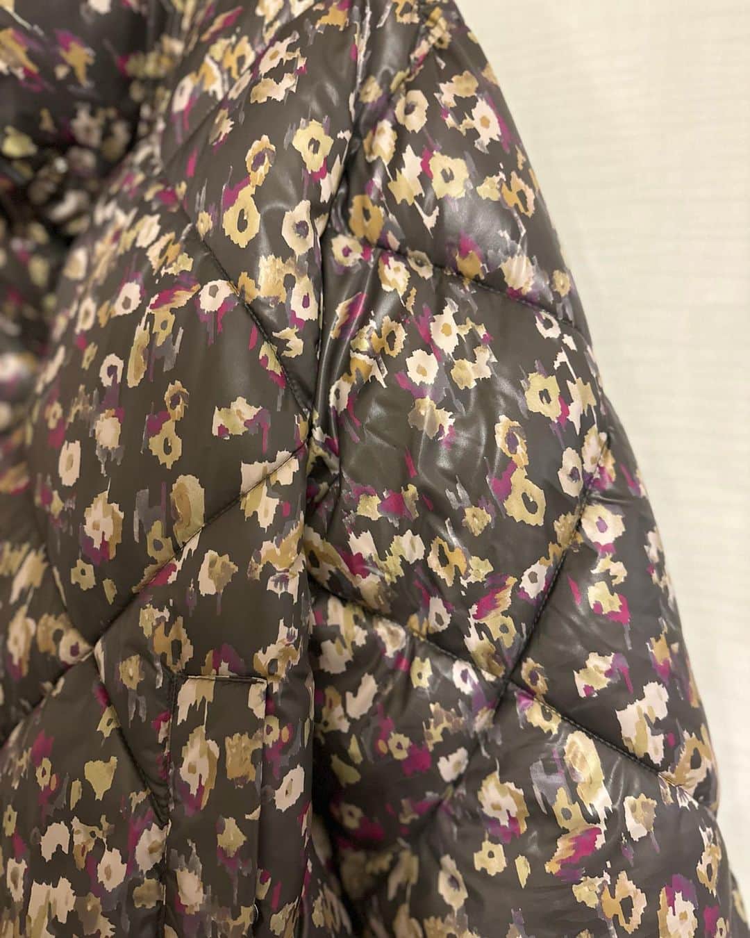 織香さんのインスタグラム写真 - (織香Instagram)「今年セレクトしたオットダムのアウター🤎@ottodame_jp   まるでリバティの様な小花柄にドキュン‼︎ 中綿がふんわり軽くて、程よい暖かさ🎵  桂子ちゃんはブラウンのロングコートをまるで女優の様に着こなしてた🧥 無地のアウターには、いま話題のオットダムバニーがSETでとっても可愛い🐰💕  🇮🇹ブランドのオットダムは至る所に遊び心があって寒〜い日も楽しく過ごせる😍  オットダムは恵比寿ガーデンプレイスのセレクトショップ✴︎パサージュドゥストックマンで購入できます😊@pdst.jp  今日から11/19までプティパリ🇫🇷popup 明日11/18土はマエノリさんが店長14時半〜 @maenorichang  そして、桂子ちゃんが12月に発売するスペシャルよもぎtea🌿の試飲もできるそう😍 @keiko_ashida   皆さま是非お立ち寄りくださいね💕  #オットダム #パサージュドゥストックマン #オットダムバニー  #ブーツ　は2人とも👬 @noname.japan  #マエノリストロングブーツ #pr #よもぎtea #発売が楽しみ💕 #アラフィフコーデ  #model #瀬戸内姉妹」11月17日 19時25分 - orikagram