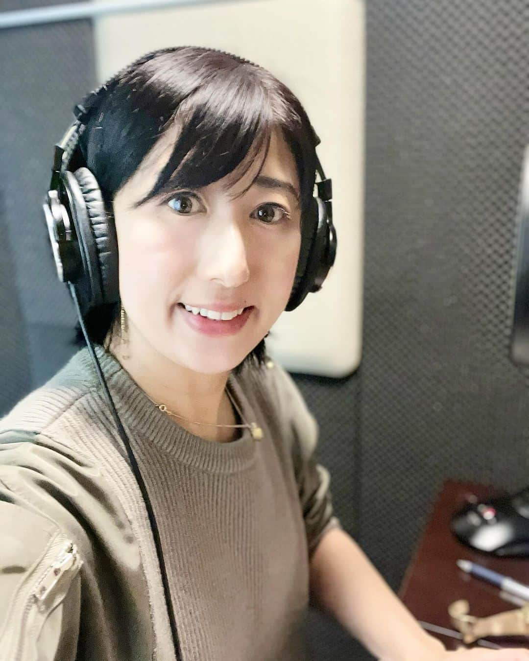 有働文子さんのインスタグラム写真 - (有働文子Instagram)「🎙️ナレーション収録＠虎ノ門🎙️  今日は、虎ノ門のスタジオで、初ナレーション✨ お声かけいただき、ドキドキしながらの収録でしたが、2時間巻きで終わりました🔚  やっぱり、#ナレーション を褒められると嬉しい☺️ 凄く凄く嬉しい🫶  同じ事がない、ドキドキワクワクの連続なお仕事、やっぱり大好きです。 こうやって、またリピートされるのも嬉しいです。  お陰で、早く前乗りして、明日の台本を再度読み返してます🎙️ あともーちょい、11月は頑張りましょう💪  @viante_sazan_ の #ニットトレーナー も好みでした︎🍁  #ナレーション収録 #ナレーター #フリーアナウンサー #アナウンサー #ナレーション録り  #虎ノ門 #クリスマスツリー🎄 #もっと上手くなりたいな #必死すぎて顔ひどい」11月17日 19時26分 - udou_fumiko