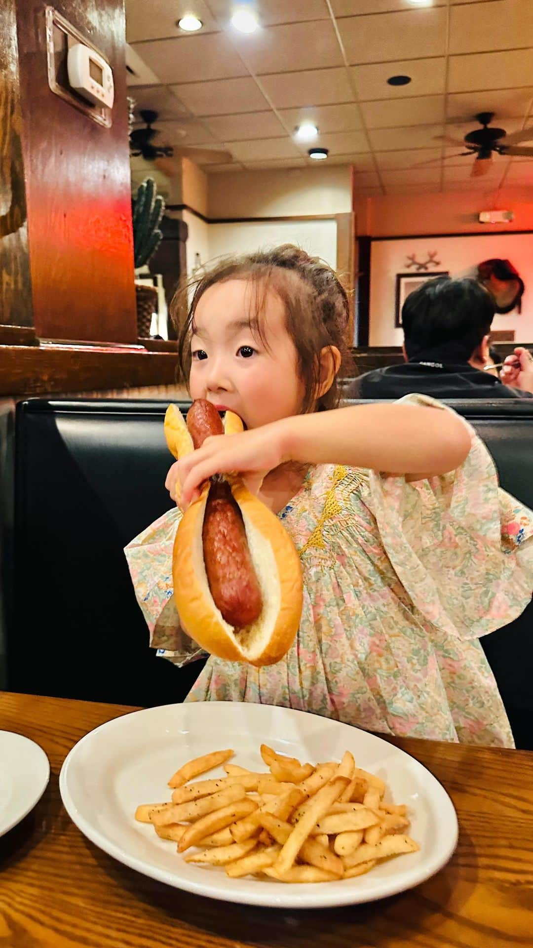 菊井彰子のインスタグラム：「【子連れ旅行inグアム🇬🇺】-完-  キッズメニューのホットドッグ🌭を注文したら とんでもないアメリカンサイズが出てきた🔥🔥  悪戦苦闘して素手で切ろうとしてるし🫲👧笑  このサイズを🇺🇸キッズは食べるってこと❓ すごっ😳😳‼️  ステーキも柔らかくて美味しかったです🤭 全部凄い量なので分け合おう！笑  #ローンスターステーキハウス  @lonestar_jp_guam  ・ ・ ・ ・ ・ ・ ・ ・ ・ ・ ・ #ビッグホットドッグ  #大食い女子  #大食いチャレンジ  #モッパン動画  #lonestarstakehouse  #グアムグルメ  #グアムステーキ  #グアム旅行　 #子連れグアム旅行  #子連れグアム  #guamtrip  #guam  #4yearsold  #4y」