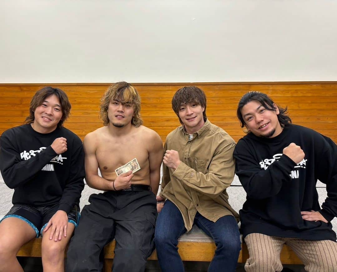 上野勇希のインスタグラム：「The37KAMIINA in SUMO HALL  リング内外で支えてくれて感謝ばかりです。  なにその一万円  #ddtpro #小嶋斗偉　#MAO #上野勇希　#勝俣瞬馬」