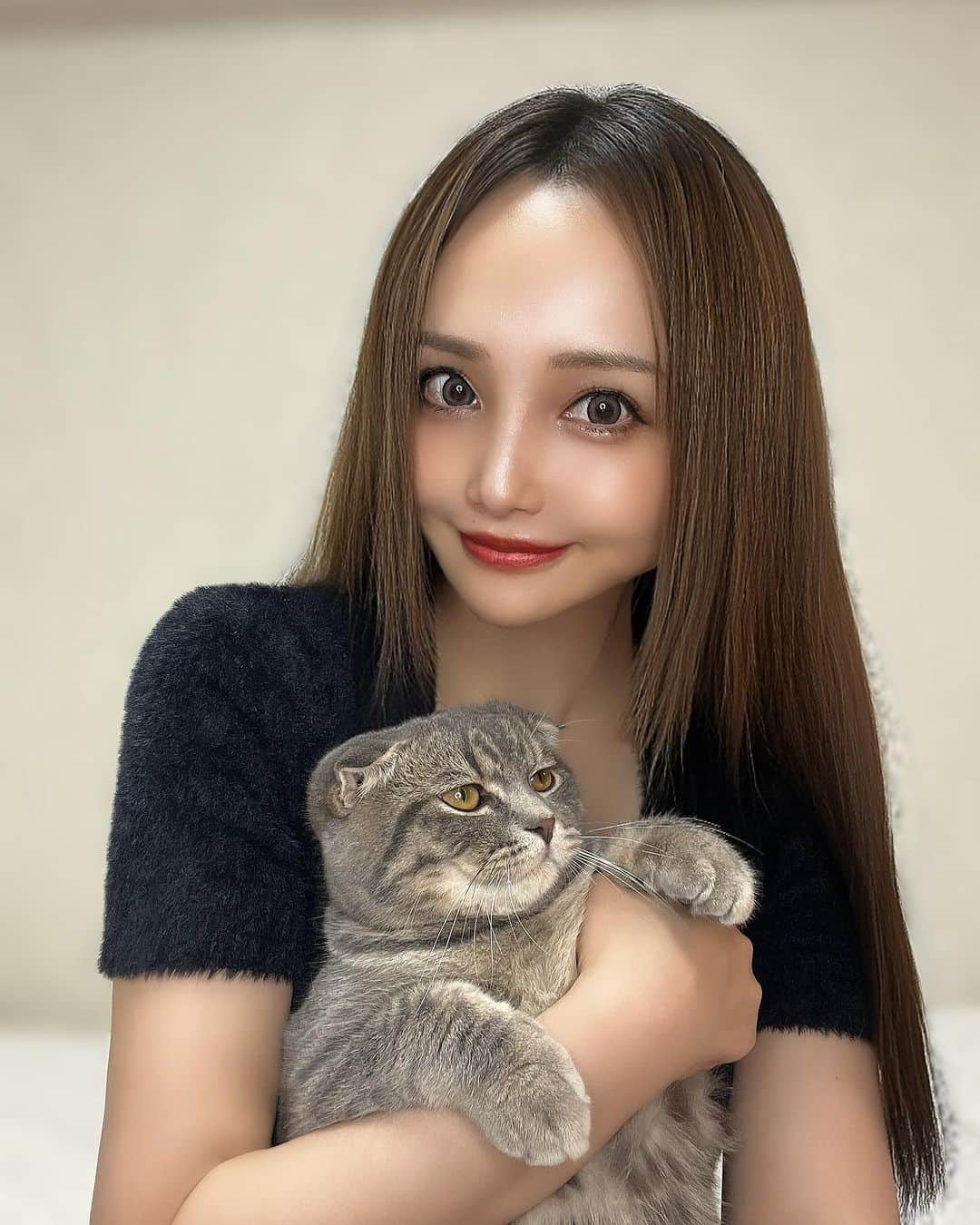 宇佐美あいりのインスタグラム：「久しぶりにミチュ🐈‍⬛と ツーショット☺️💕  でも抱っこすると 可愛い顔してくれないんだよなあ🥹w  まだ０歳なのに顔だけ子供で 身体はまんまるになってきて 可愛い🥹💗  tiktokもミチュと初めてコラボ して更新してるから見てね🤭✨  #ねこ#cat#猫#愛猫#ペット#新しい家族#家族#子猫#眉毛猫#スコティッシュフォールド#ブリティッシュショートヘア #眉毛#凛々しい#イケメン#甘えん坊#tiktok#コラボ#귀여운#にゃんすた#にゃんすたグラム#みんねこ#ねこ部#ねこのきもち#猫好き#love#ねこ猫との暮らし#catstagram#followme#instadaily#instalike」