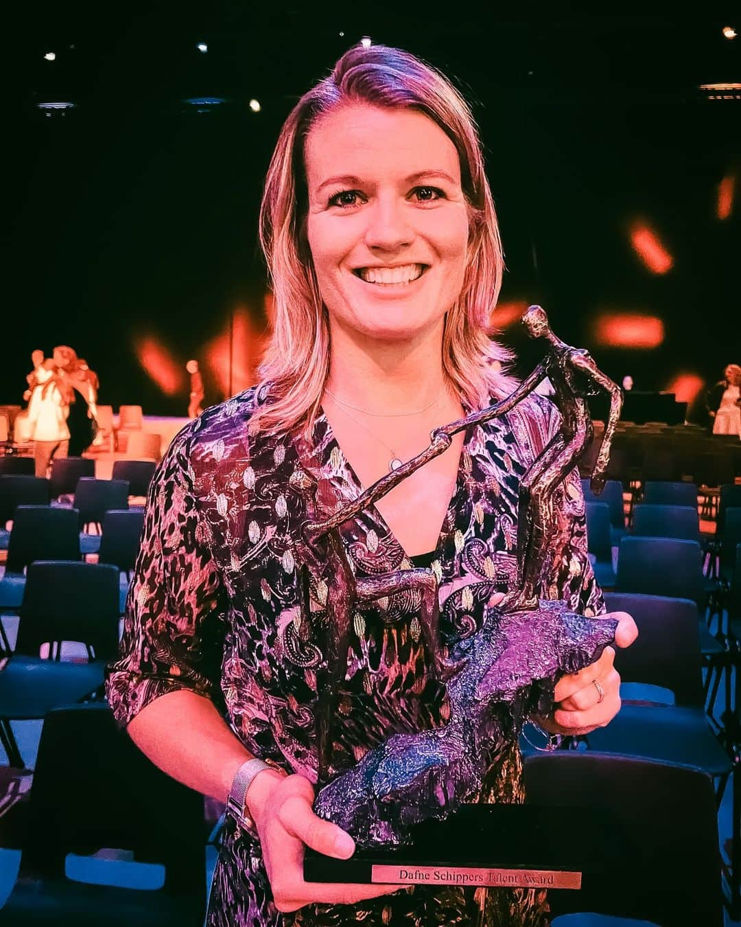 ダフネ・シパーズさんのインスタグラム写真 - (ダフネ・シパーズInstagram)「Such an honour! 😊✨  At the athletics gala I received a very beautiful and hearthwarming tribute to my career. Even more special was that the talent award will be named after me: ‘the Dafne Schippers talent award’ 🥰 Let’s hope some great new talents will stand up and battle for this award in the years to come! 💪🏻  Thank you @atletiekunienl for this special night 🙏🏻 #grateful」11月17日 19時28分 - dafne_schippers