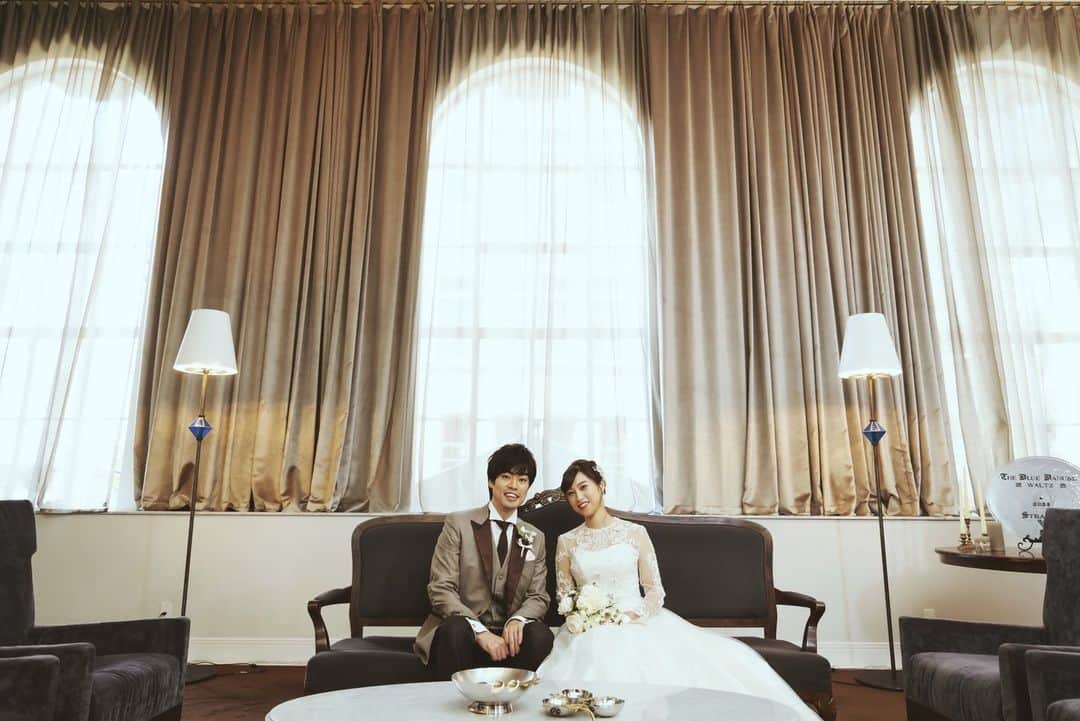 ラバンクドロアのインスタグラム：「* * * ご親族様専用のお控えにて 前撮りショット📸 * 歴史を感じる空間で 素敵な写真を残せます🕊️🍀 * * * 【ラ･バンク･ド･ロア】 〒231-0023 神奈川県横浜市中区山下町280-1 * アクセス みなとみらい線 日本大通り駅より徒歩5分 みなとみらい線 元町・中華街駅より徒歩5分 * 駅近でアクセス抜群です！ * * #ウェディング #wedding #ゲストハウス #プレ花嫁 #日本中のプレ花嫁さんと繋がりたい #花嫁 #卒花 #結婚式場 #結婚式場探し #結婚準備 #結婚式レポ #花嫁diy #プロポーズ #チャペル #ブライダルフェア #ラバンクドロア #labanqueduLoA #前撮り #marry花嫁 #ラバンクドロア #ファーストミート #横浜ウェディング #横浜結婚式 #文化財 #文化財ウェディング #テーブルコーディネート #横浜市指定有形文化財 #アニバーサリーディナー #anniversarydinner #minietmaxi」