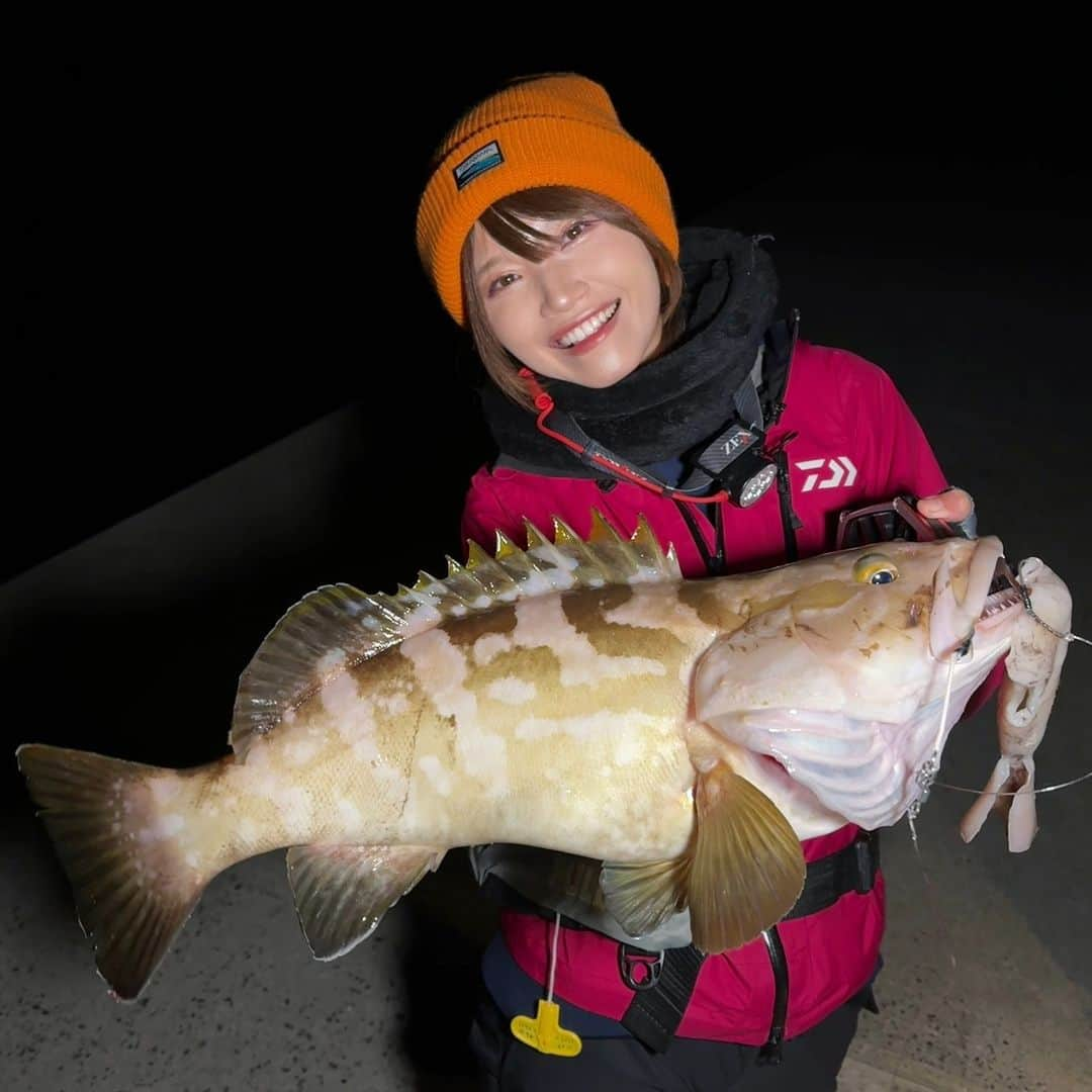 秋丸美帆のインスタグラム：「夜の堤防で、アラ（クエ）釣れたー‼️😆めっちゃめっちゃ嬉しい😍‼️  #fishing #fish #rockfish #釣り #みっぴ #アラ #クエ #最高 #大物 #大物釣り」