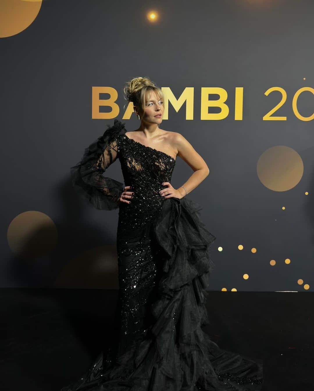 Dagi Beeさんのインスタグラム写真 - (Dagi BeeInstagram)「It was a pleasure @bambi_awards ✨ ( Das letzte Foto war mein Mood der Aftershow Party 💃)」11月17日 19時38分 - dagibee