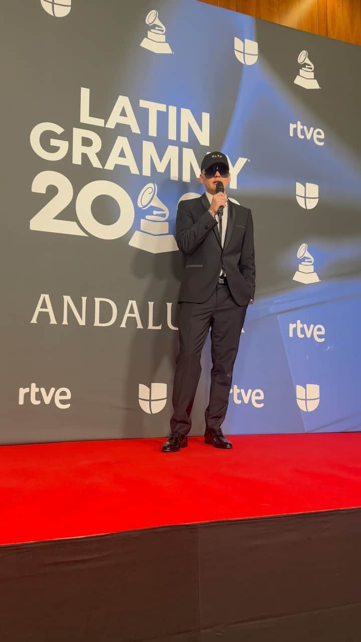 のインスタグラム：「@bizarrap le agradece a todos los artistas que han trabajado con el durante este año. 🏆 #LatinGrammys」