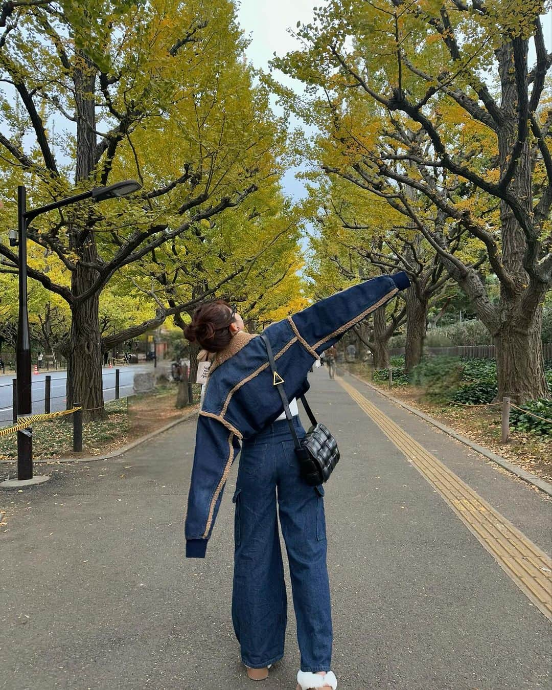 横田亜美さんのインスタグラム写真 - (横田亜美Instagram)「. イチョウ並木はまだまだ 緑だった🍂🍁🟢 . EVRISのデニムボアブルゾン ZOZOTOWNで販売中だよ🌼💙 . . 🔗 https://zozo.jp/shop/evris/goods-sale/75985990/?did=124405823 @evris_official @evris_snap_official #PR #EVRIS #ボアジャケット #ジャケットコーデ #ジャケット #デニム #アウター #ブルゾン #外苑前いちょう並木 #外苑前 #イチョウ並木 #いちょう #銀杏並木」11月17日 19時33分 - amimi0218