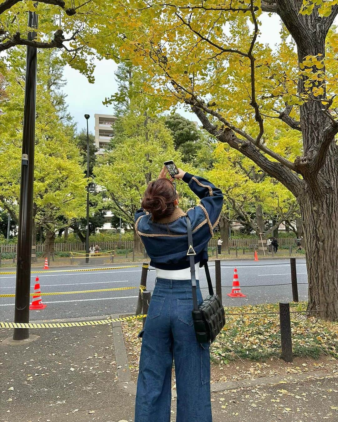 横田亜美さんのインスタグラム写真 - (横田亜美Instagram)「. イチョウ並木はまだまだ 緑だった🍂🍁🟢 . EVRISのデニムボアブルゾン ZOZOTOWNで販売中だよ🌼💙 . . 🔗 https://zozo.jp/shop/evris/goods-sale/75985990/?did=124405823 @evris_official @evris_snap_official #PR #EVRIS #ボアジャケット #ジャケットコーデ #ジャケット #デニム #アウター #ブルゾン #外苑前いちょう並木 #外苑前 #イチョウ並木 #いちょう #銀杏並木」11月17日 19時33分 - amimi0218