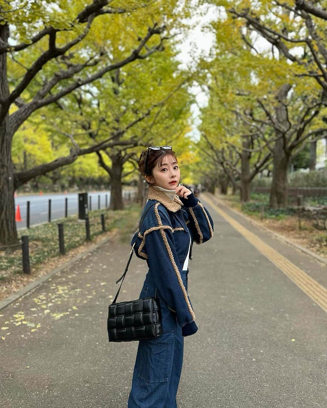 横田亜美のインスタグラム：「. イチョウ並木はまだまだ 緑だった🍂🍁🟢 . EVRISのデニムボアブルゾン ZOZOTOWNで販売中だよ🌼💙 . . 🔗 https://zozo.jp/shop/evris/goods-sale/75985990/?did=124405823 @evris_official @evris_snap_official #PR #EVRIS #ボアジャケット #ジャケットコーデ #ジャケット #デニム #アウター #ブルゾン #外苑前いちょう並木 #外苑前 #イチョウ並木 #いちょう #銀杏並木」