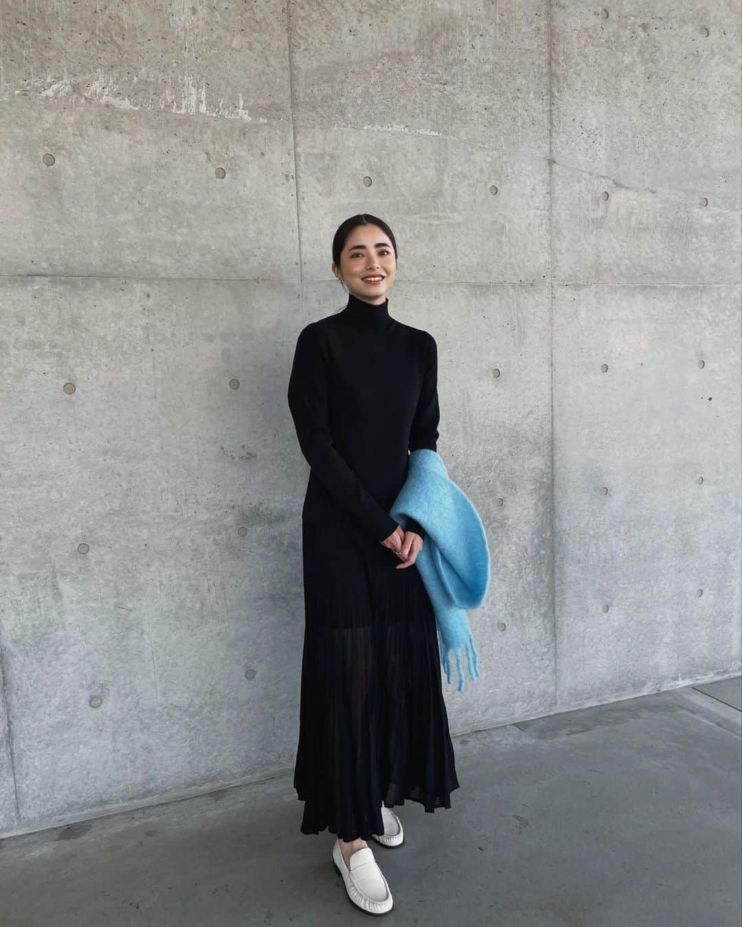 Yuki Ide | 井手 祐来のインスタグラム：「モノトーン好きなわたしでも取り入れやすいブルー💙 1枚でキマるワンピースも靴も全部COSのもの 166cm/Msizeで丈がちょうどいい シューズはいつも通りのsize38 このローファーすごく歩きやすい✨ @cosstores_jp  #cosstores#COSbyyou#cosjapan#cosstoresad#秋コーデ#ワンピースコーデ」