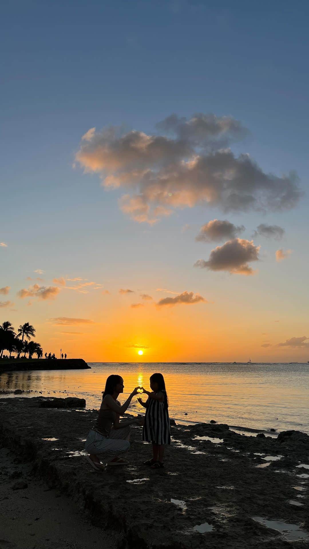 丸林広奈のインスタグラム：「Beautiful Hawaii sunset. family photoを撮ってもらった日。見たかったsunsetも綺麗に見れて最高の思い出🤍」