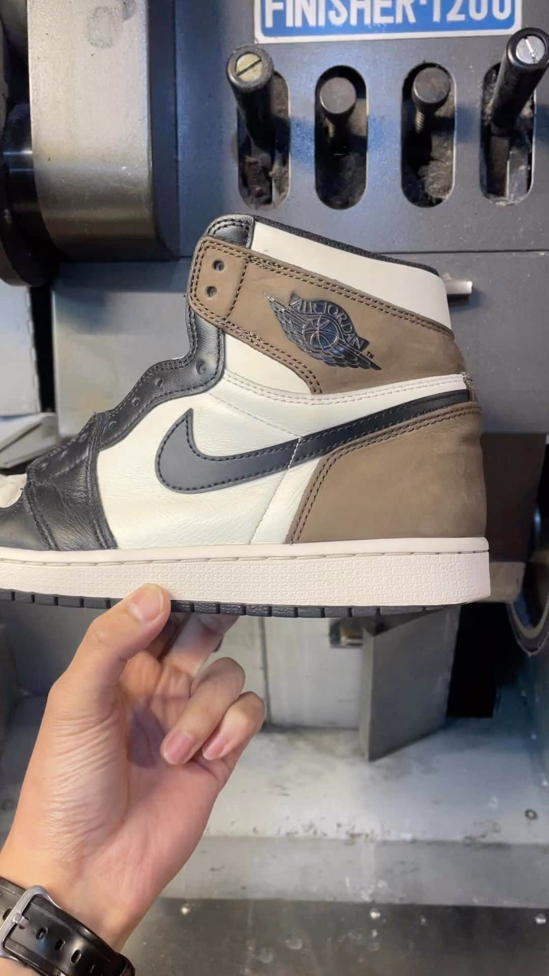 Sneaker At Randomのインスタグラム：「守くんを使用したカカト補修。  AJ1やDUNKのカカトすり減りの修理にオススメです。  #nike  #jordan1 #aj1 #dunk #aj1bred #nikedunk #dunksb #supreme #supremedunk #forefoot #まもるくん #守 #ヒールプロテクター守  #スニーカー好き#スニーカーアトランダム #スニーカー #スニーカー修理 #修理職人 #市川 #本八幡 #大阪 #心斎橋 #梅田#高円寺#sneakeratrandom #sneaker #shoestagram #repair」