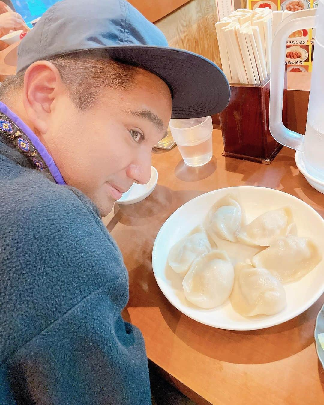 向清太朗さんのインスタグラム写真 - (向清太朗Instagram)「餃餃餃〜！ 曽さんの餃子が続く餃〜！ こちら曽さんの餃子から水餃子！ もうモチモチのお化け！権化！元祖！ なんとでも言えるその食感喉越しプラス美味すぎる餡に惚れ惚れ！ 代々木駅によってお腹空いてたら絶対食べてほしいやつだ餃〜！  #餃子 #曽さんの餃子 #水餃子 #餃子君 #幸せな気分になる餃子 #合法でこれ #餃子の売人とかいるかもと思うレベル #うん #この人誰 #アップになってるけど誰誰誰 #天津向 #川島ねごと #餃餃餃」11月17日 19時34分 - tensinmukai