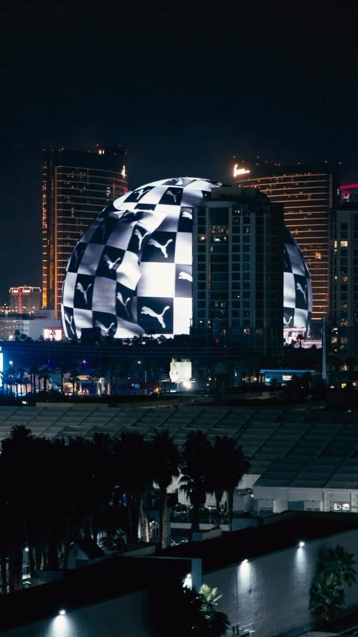 プーマのインスタグラム：「Night mode 🌃🎱🏁 @f1lasvegas @spherevegas」