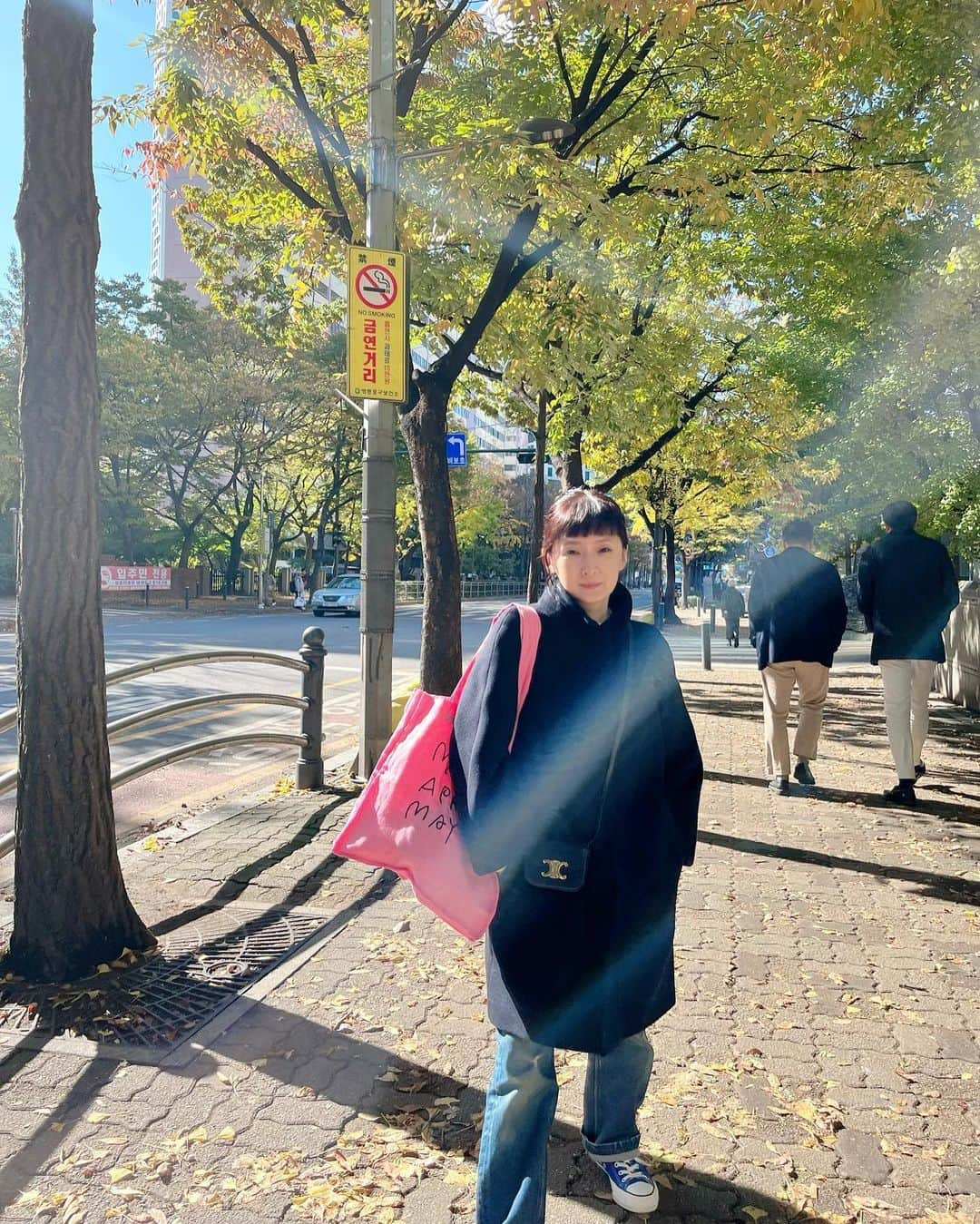 千秋さんのインスタグラム写真 - (千秋Instagram)「うってかわって本日は快晴☀️ 紅葉の綺麗な秋のソウル🍁 韓国の今がわかるお気に入りデパート、現代ソウルで @tamburinsofficial @arketofficial @niceweather.seoul でお買い物 @cafe_layered で娘に食べさせたかったネギとクリームチーズのスコーン🥧 漢江公園ももちろん 広蔵市場でトッポギやシャインマスカットジュース 明洞もソンスドンも あとはわたくし、放っておくとどんどん裏道の汚いところに寄ってっちゃう。そっちにも目を向けたくなるこれはサガ。 もう地下鉄、バス、そして韓国人もびっくり、地域密着型マウルバスまで乗りこなせるようになりました🚇🚌 自分でも成長が嬉しい。 だってもう人生13回目くらいの渡韓だもんね、さすがに覚えるよね  使い道に困ってたCELINEのミニミニバッグが思わず韓国で大活躍で嬉し クレジットカード、T-moneyカード、小さいジップロックに入れた現金、ちょうど良かった💳💵  #韓国旅行 #千秋旅日記」11月17日 19時35分 - chiaki77777