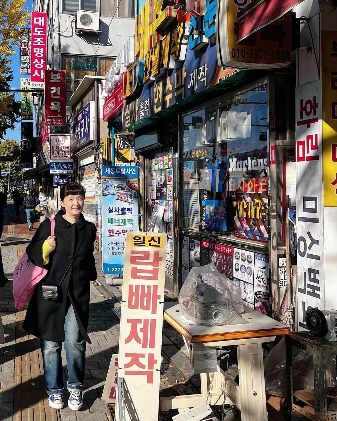 千秋のインスタグラム：「うってかわって本日は快晴☀️ 紅葉の綺麗な秋のソウル🍁 韓国の今がわかるお気に入りデパート、現代ソウルで @tamburinsofficial @arketofficial @niceweather.seoul でお買い物 @cafe_layered で娘に食べさせたかったネギとクリームチーズのスコーン🥧 漢江公園ももちろん 広蔵市場でトッポギやシャインマスカットジュース 明洞もソンスドンも あとはわたくし、放っておくとどんどん裏道の汚いところに寄ってっちゃう。そっちにも目を向けたくなるこれはサガ。 もう地下鉄、バス、そして韓国人もびっくり、地域密着型マウルバスまで乗りこなせるようになりました🚇🚌 自分でも成長が嬉しい。 だってもう人生13回目くらいの渡韓だもんね、さすがに覚えるよね  使い道に困ってたCELINEのミニミニバッグが思わず韓国で大活躍で嬉し クレジットカード、T-moneyカード、小さいジップロックに入れた現金、ちょうど良かった💳💵  #韓国旅行 #千秋旅日記」