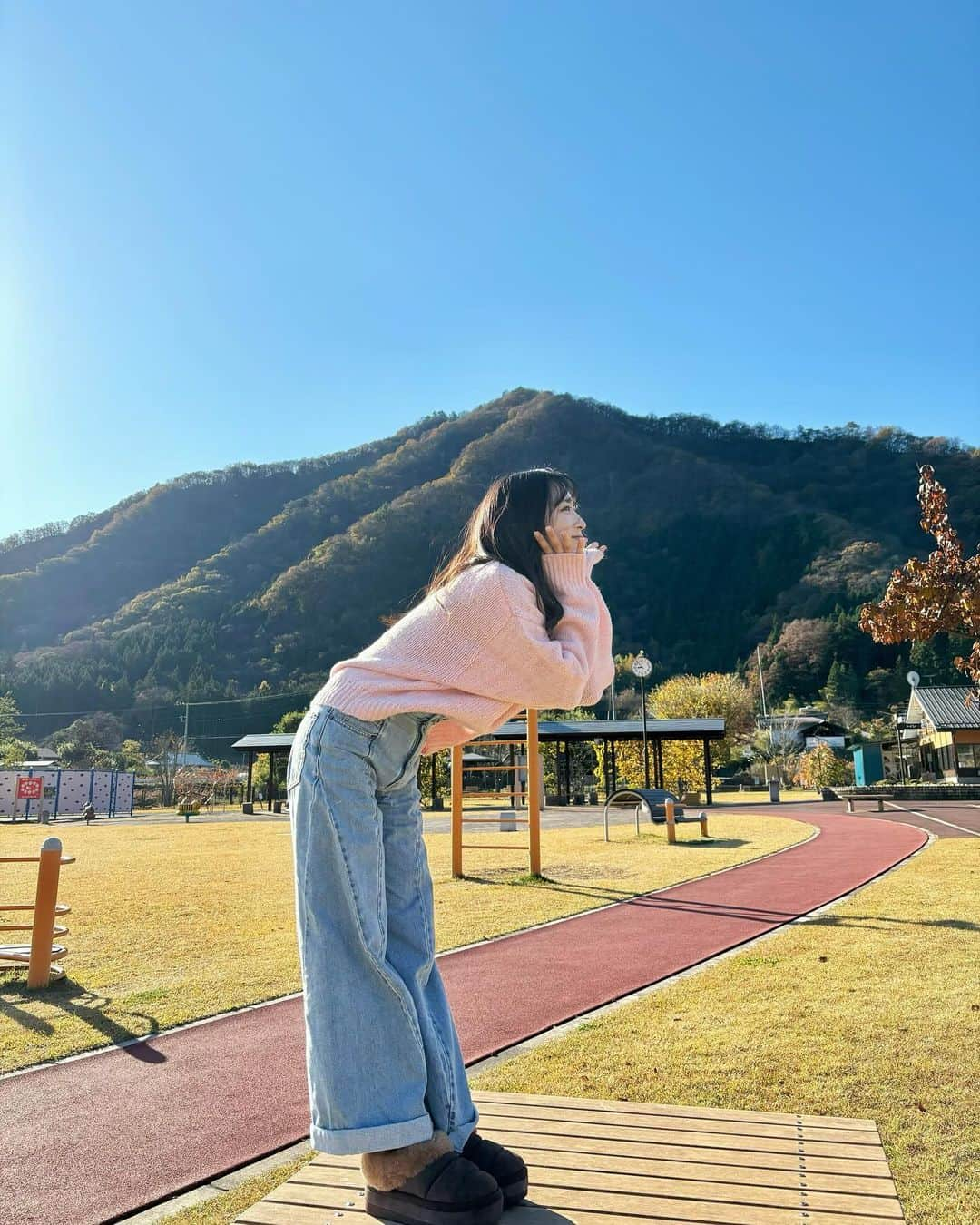 小栗有以さんのインスタグラム写真 - (小栗有以Instagram)「空気も空も綺麗で ずーっと上向いてた🪽🌿  #冬コーデ #冬服  #お出かけ#姉妹プチ旅」11月17日 19時36分 - yuioguri_1226