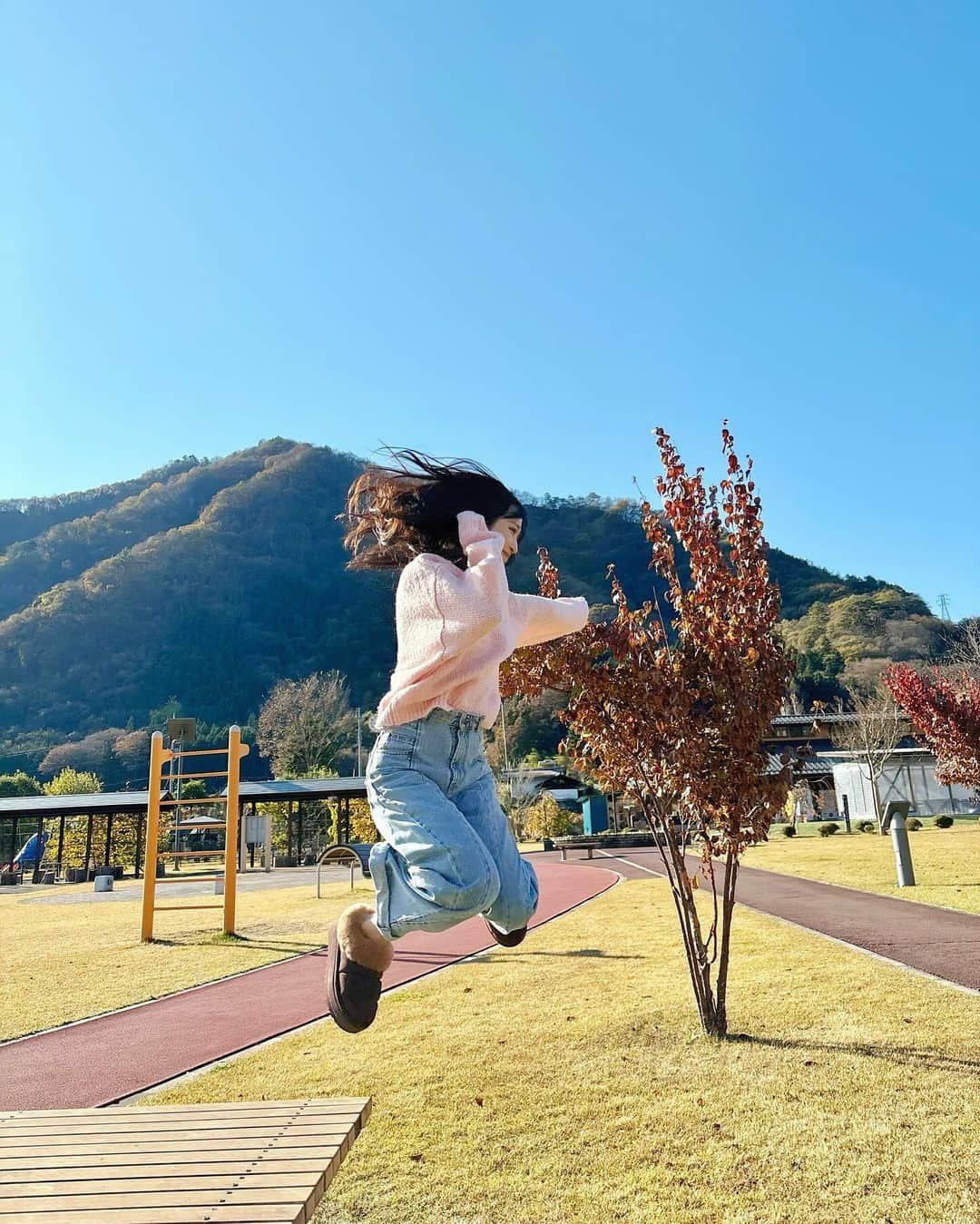 小栗有以さんのインスタグラム写真 - (小栗有以Instagram)「空気も空も綺麗で ずーっと上向いてた🪽🌿  #冬コーデ #冬服  #お出かけ#姉妹プチ旅」11月17日 19時36分 - yuioguri_1226