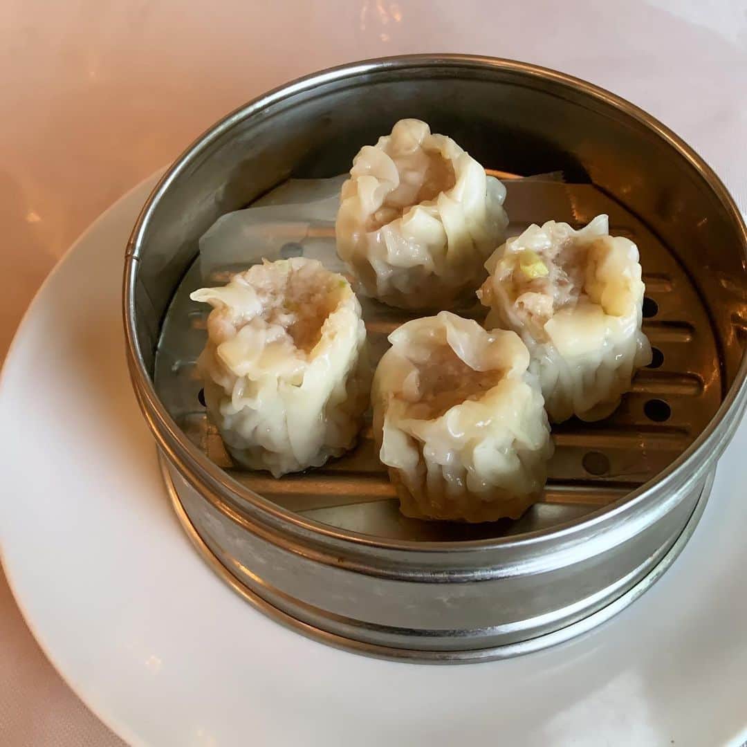 志摩有子さんのインスタグラム写真 - (志摩有子Instagram)「横浜で取材があったので、ランチで龍鳳の牡蠣炒飯とサンマーメン！ ニンニクの香り漂うもっちり炒飯にちょっぴり甘辛で旨みたっぷりの牡蠣の炒めがたっぷり。 イメージはステーキハウスのガーリックライス的な。使っているかはわからないけれどどこかバターのようなミルキーな風味を感じる。でもしつこくないのが素晴らしい。サンマーメンはシャキシャキの野菜たっぷりであっさり。シェアして食べるのが最高。サイドメニューのふんわり焼売とカリカリプリッのエビ巻きも美味。  #牡蠣炒飯 #季節限定 #サンマーメン #伊勢佐木町グルメ」11月17日 19時36分 - ariko418