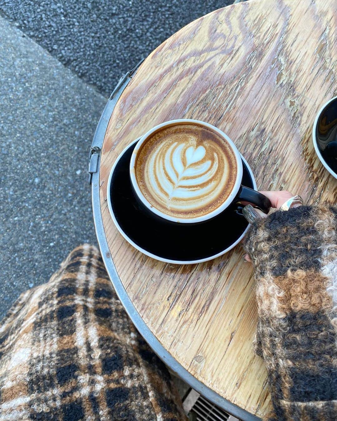 中村侑里さんのインスタグラム写真 - (中村侑里Instagram)「⁡ ⁡ 朝活day〜 ☕️ 肌寒い朝に、あったかいアウターきて テラスで飲むコーヒーに、しあわせ感じた。  大人っぽい、チェック柄が可愛い❤︎  #eim23fw #amiur」11月17日 19時38分 - moo___pii