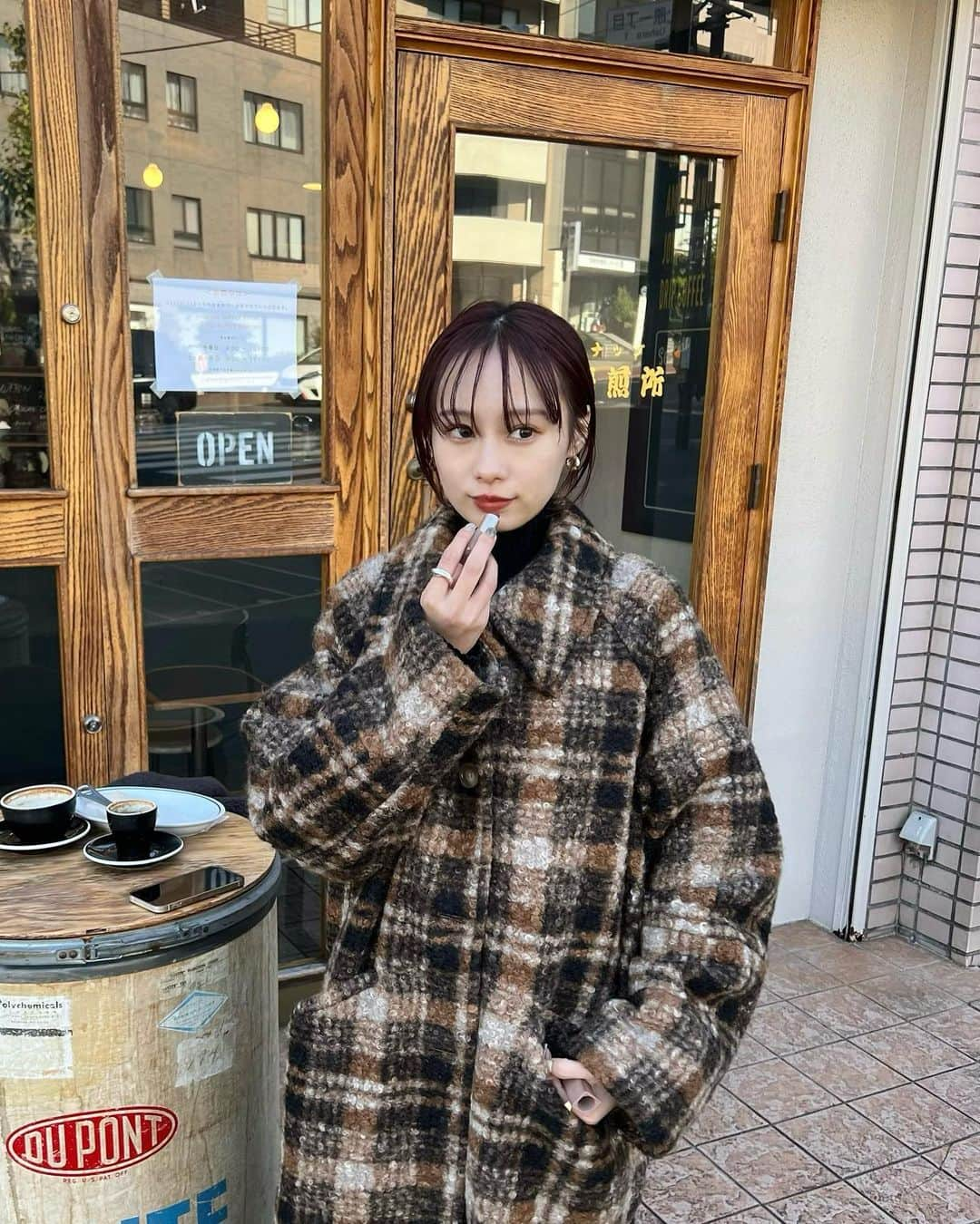 中村侑里のインスタグラム：「⁡ ⁡ 朝活day〜 ☕️ 肌寒い朝に、あったかいアウターきて テラスで飲むコーヒーに、しあわせ感じた。  大人っぽい、チェック柄が可愛い❤︎  #eim23fw #amiur」