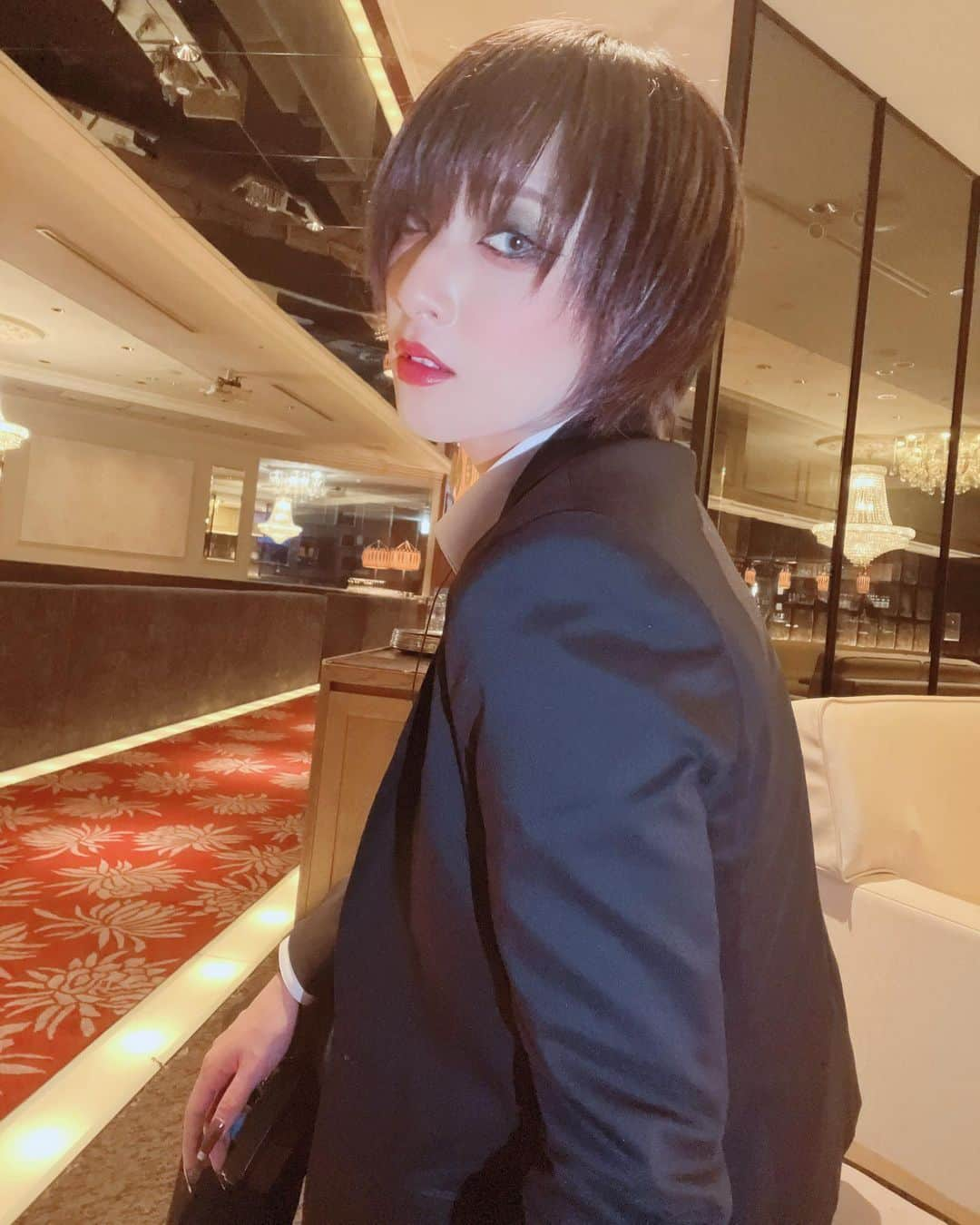 雅まことのインスタグラム：「11月後半がはじまりましたね。 寒さも増してきたなぁ。 飛び立つために使っていた翼だったのに 暖をとるために使っちゃいそうね。」