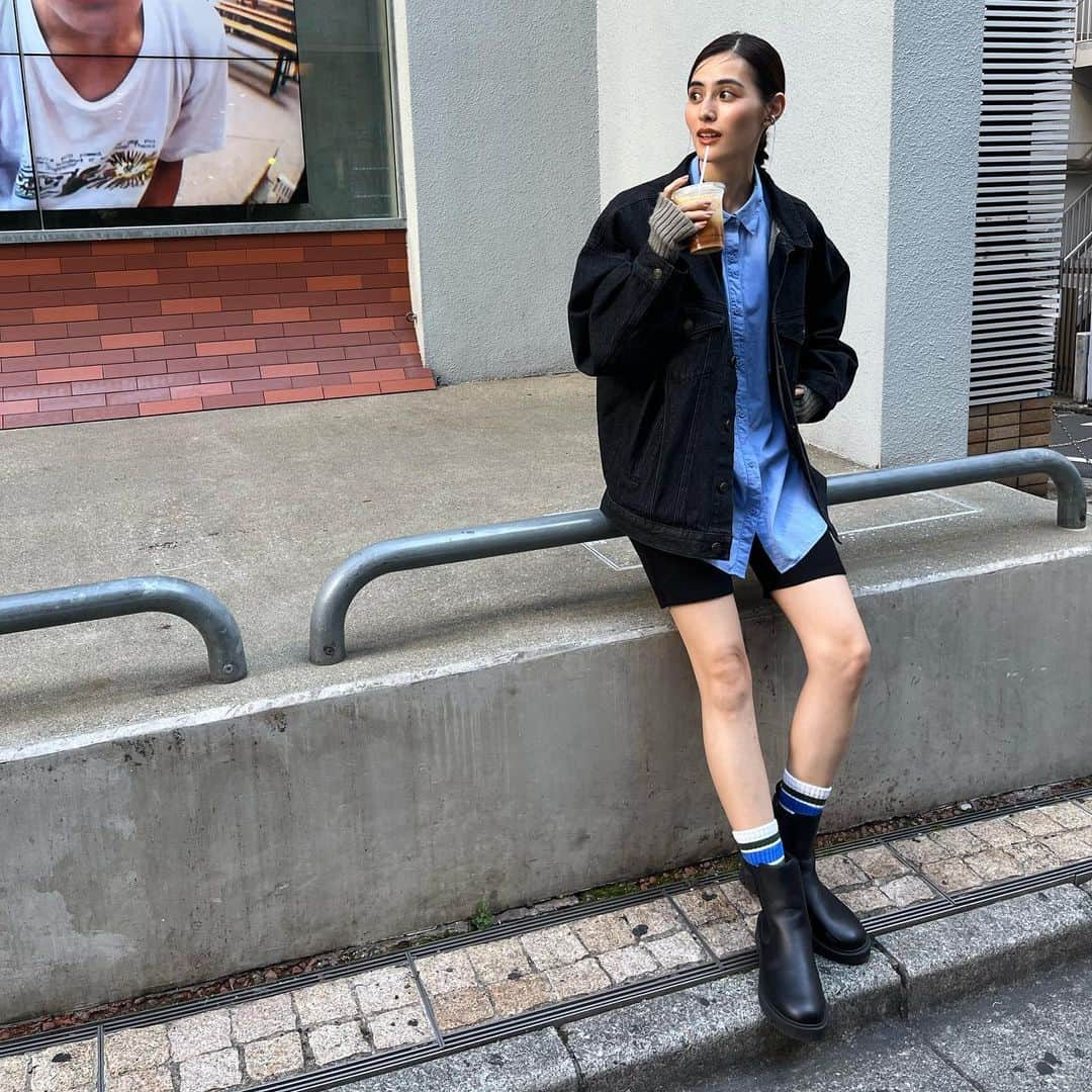 岩田絵莉佳のインスタグラム：「いつのか #ootd と大好きな #アイミティー  オーバーサイズのデニムジャケット探してたら ナノのサイトでさきさん着てて即購入🧵✨ 軽くてサイズ感よいのでヘビロテ中💙  denim jacket @nanouniverse_official  shirt @unitedarrows_official  pants @kbfofficial  socks @fruitoftheloom  shoes @uniqlo」