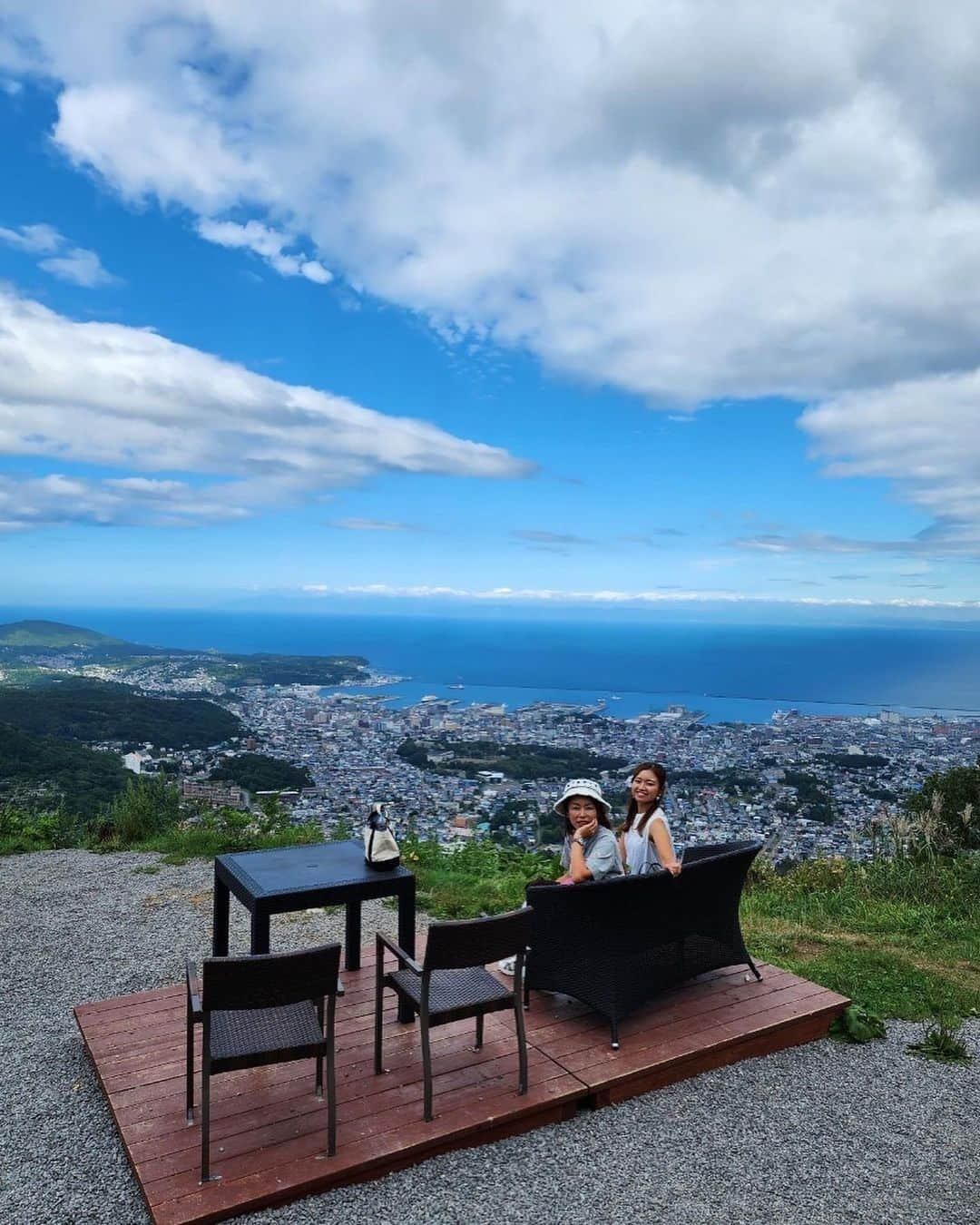 MINAMIさんのインスタグラム写真 - (MINAMIInstagram)「北海道😚 時差すぎるけど🥹 パンパシフィック大学ゴルフ選手権大会の中継MCをした後ママが北海道に来てくれて観光したよ✌️❤️ いつもゴルフ場とホテルの往復だけだったから1日観光できて嬉しかった🥰✨ めちゃくちゃ美味しいお寿司も🤤🍣 日本酒たくさん呑んでしまった🍶🫶  楽しかった🫶 プライベートでも @eyevol_official のサングラスです😆  .  #ゴルフ #ゴルフ女子 #ゴルフ男子 #スポーツ女子 # #golf #golfing #golfer #golfwear #ゴルフウェア #ゴルフコーデ #YouTube #골프 #골프여자 #高尔夫  #instagolf #ゴルフ好きな人と繋がりたい」11月17日 19時48分 - minamii_golf