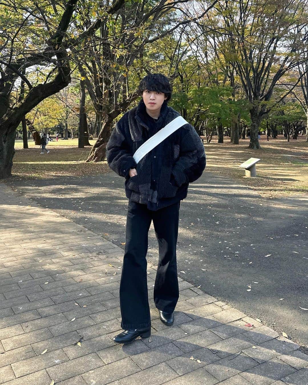がーくんのインスタグラム：「・ YOKE 23awのボアブルゾン今年の冬大活躍しそう❤︎  外苑前のイチョウ並木はまだ緑多かった  outer : @yoke_tokyo  sweat : @discovered_official  bag : @gideal_official  denim pants : @precme_official  shoes : @gideal_official」