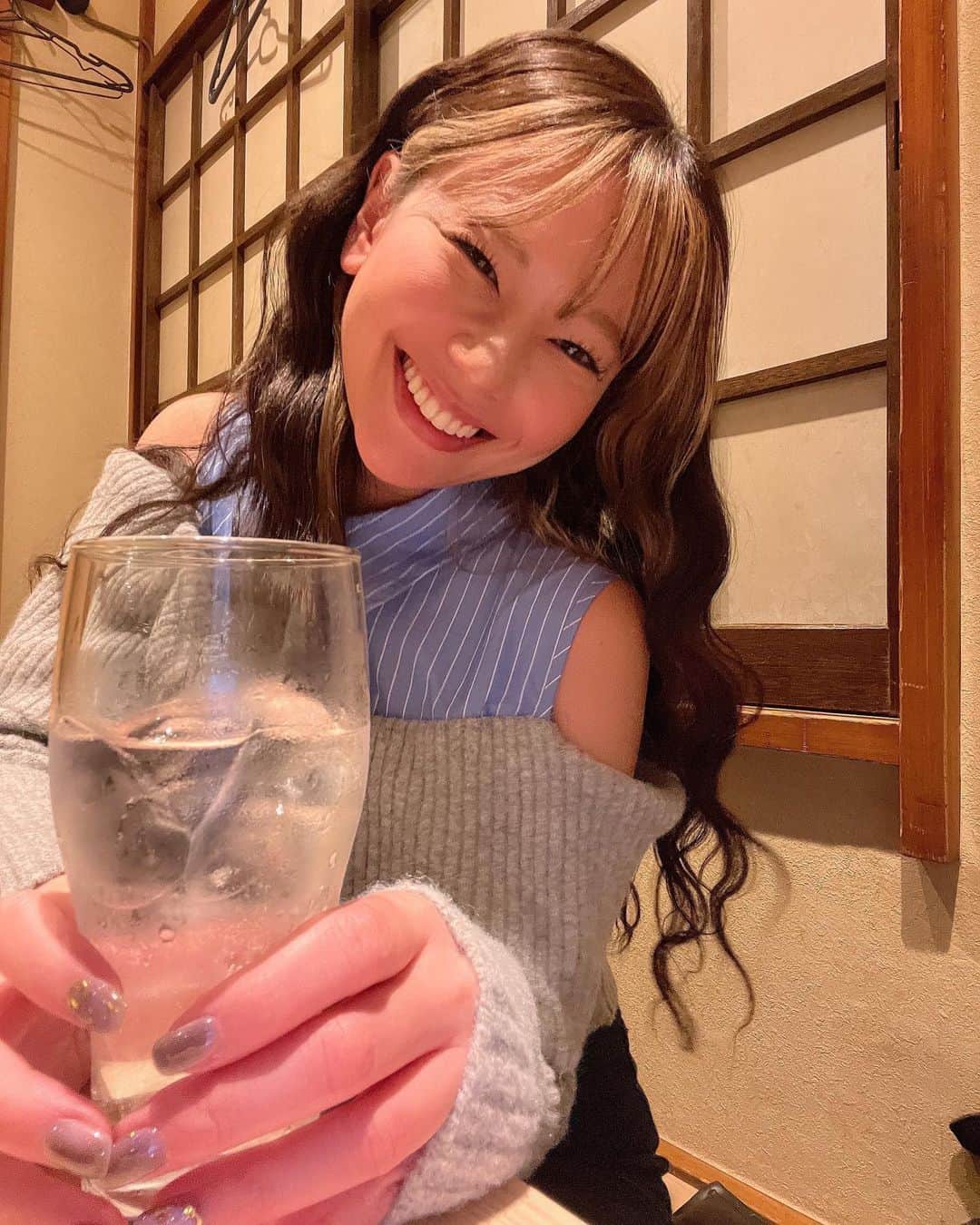 希帆のインスタグラム：「なぜかいつもここに胡椒が挟まるんだ☺️ カンパイ🍻✨✨✨ 今日もおつかれさまっ🍻 カンパイ🍻💞✨✨  #肩出しあざと黒胡椒系女子」