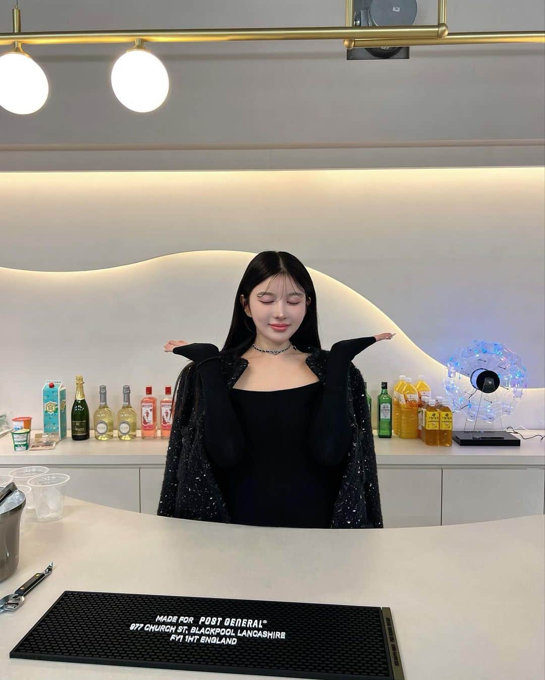 齊藤早紀さんのインスタグラム写真 - (齊藤早紀Instagram)「今日は早めに仕事を切り替えてオフィスの増床パーティー🍣🫶🏻 オフィスにお寿司屋さんを呼んで皆で賑やかにお祝い♡  記念に新しく作ったバーカンで役員3人ショット👦🏻笑 こうやって少しずつ成長していく我が社を 皆と一緒にお祝い出来て、幸せを実感する🥲✨  #Darich#ダーリッチ」11月17日 19時41分 - saki__saito